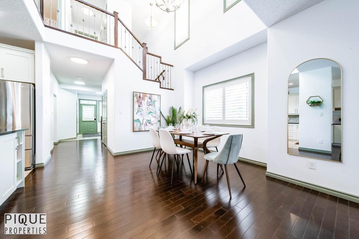 Bright Luxury Home-Hot Tub-Sunroom-King Bed-AC