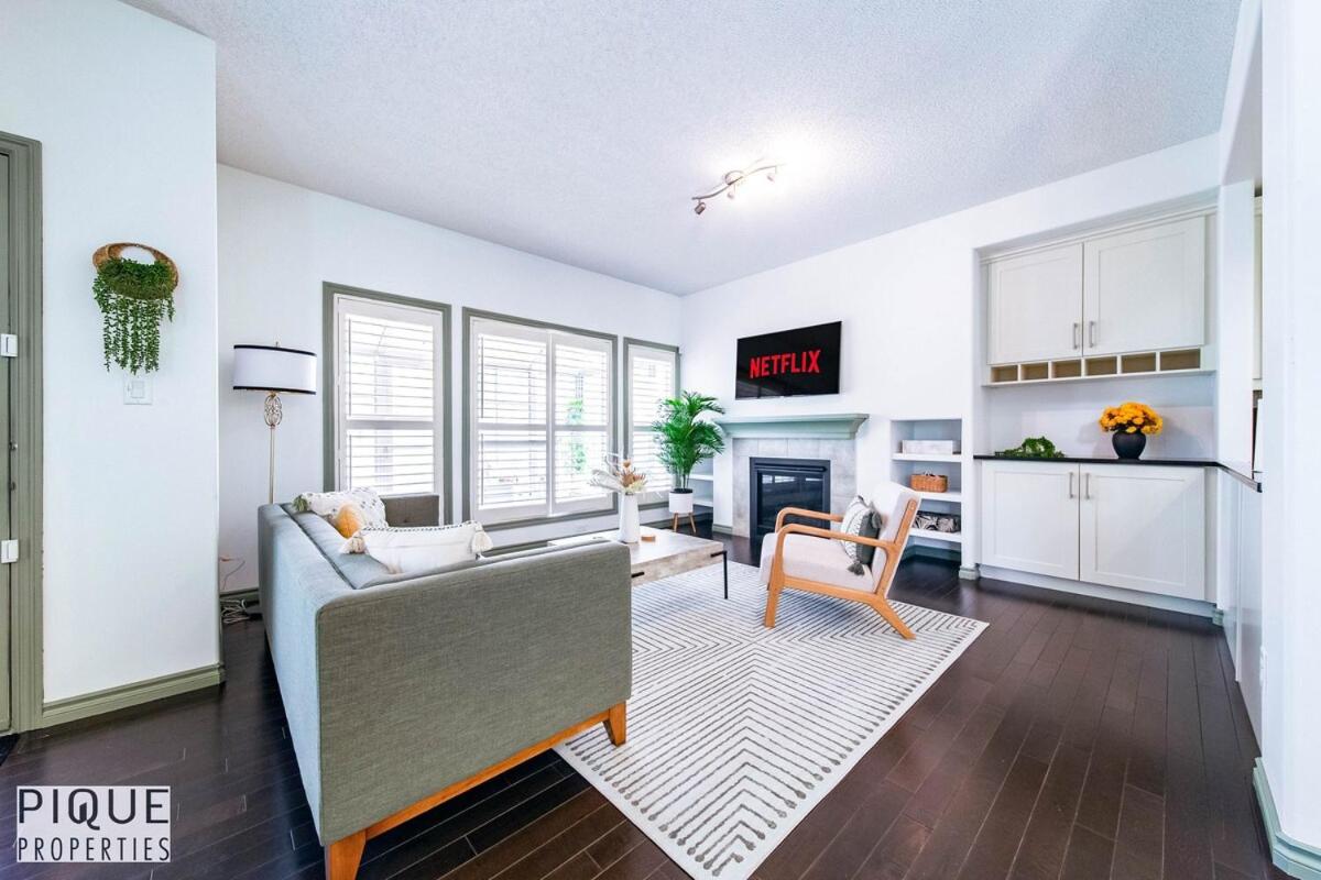 Bright Luxury Home-Hot Tub-Sunroom-King Bed-AC