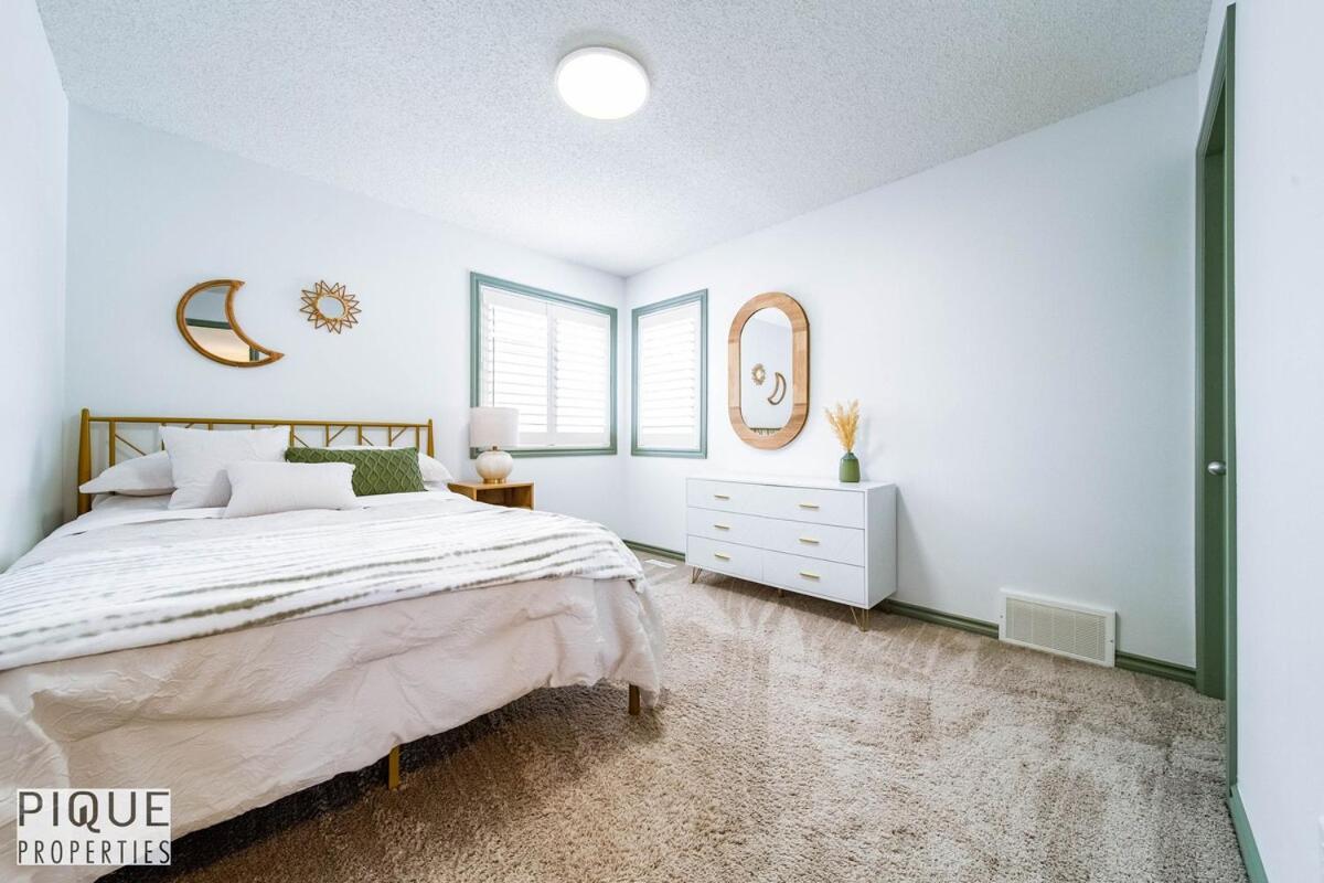 Bright Luxury Home-Hot Tub-Sunroom-King Bed-AC