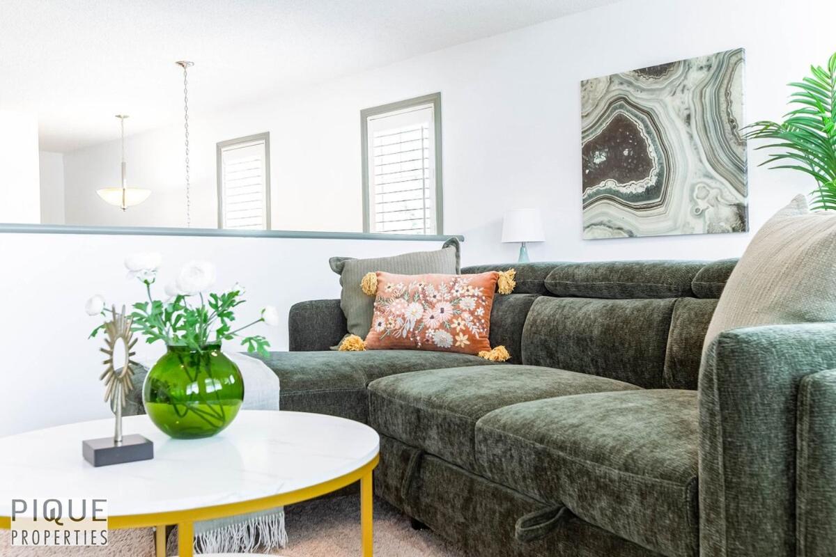 Bright Luxury Home-Hot Tub-Sunroom-King Bed-AC