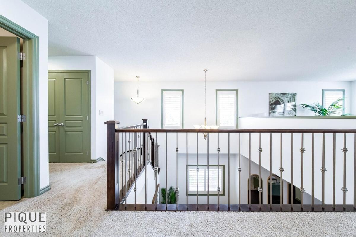 Bright Luxury Home-Hot Tub-Sunroom-King Bed-AC