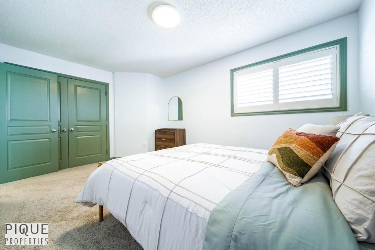 Bright Luxury Home-Hot Tub-Sunroom-King Bed-AC