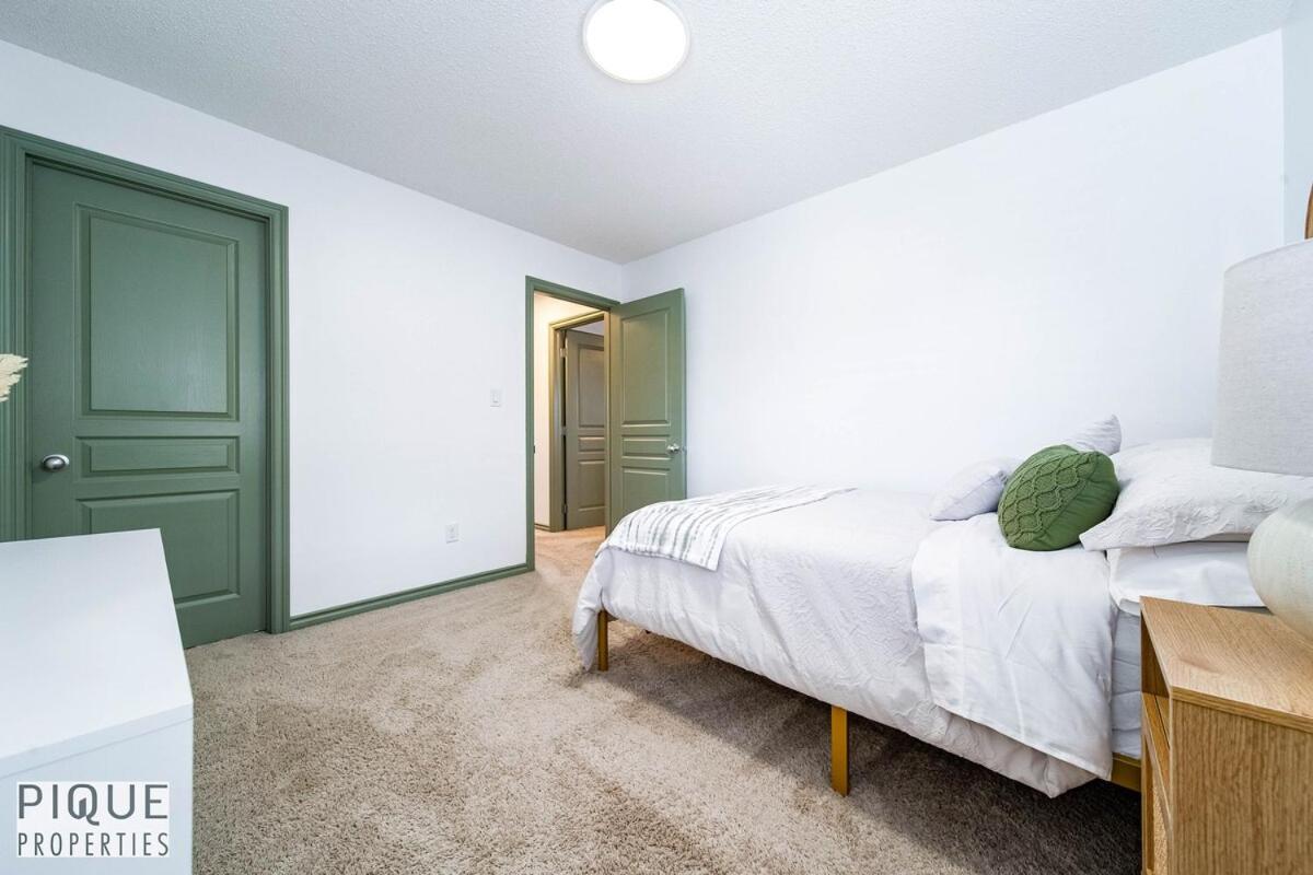 Bright Luxury Home-Hot Tub-Sunroom-King Bed-AC