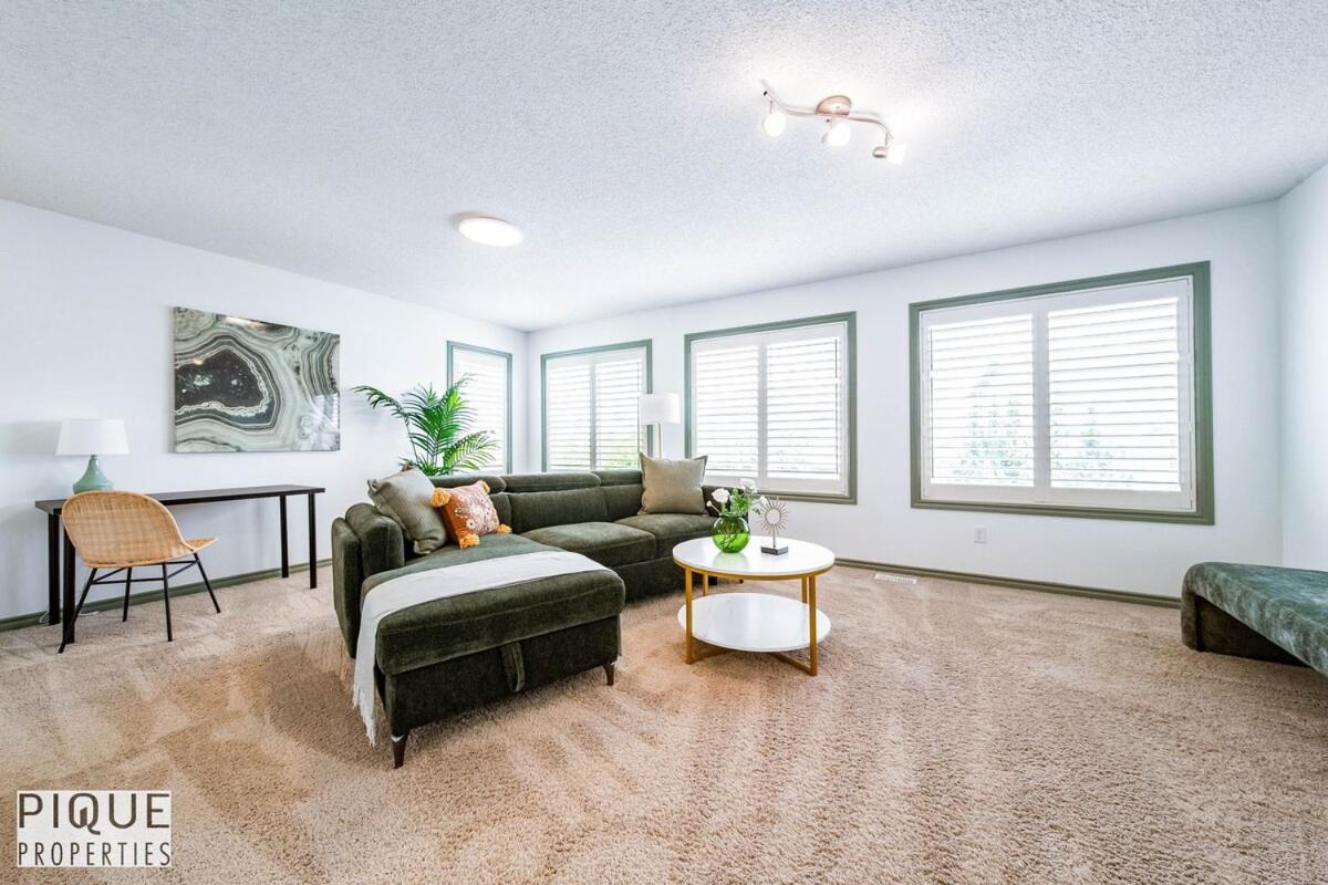 Bright Luxury Home-Hot Tub-Sunroom-King Bed-AC