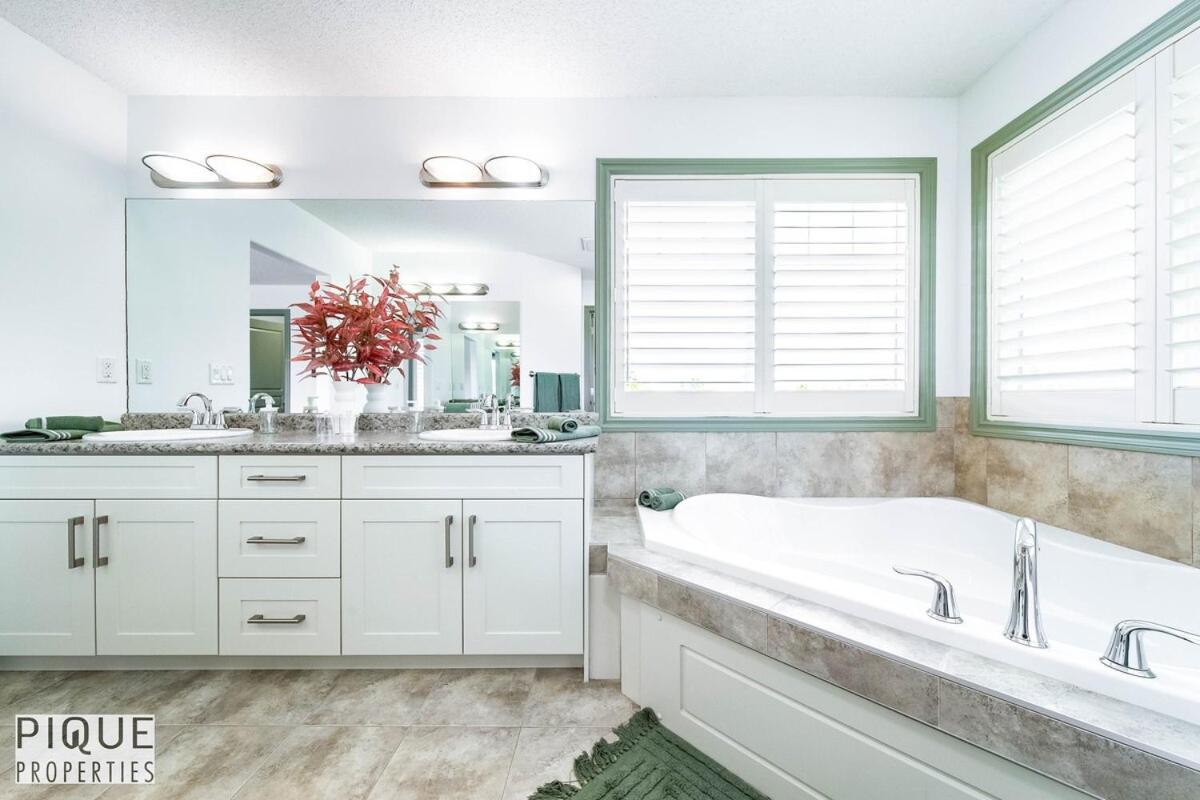 Bright Luxury Home-Hot Tub-Sunroom-King Bed-AC