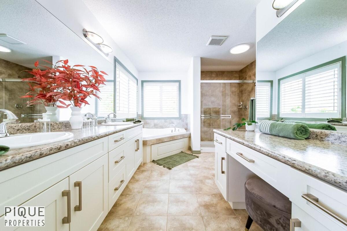 Bright Luxury Home-Hot Tub-Sunroom-King Bed-AC