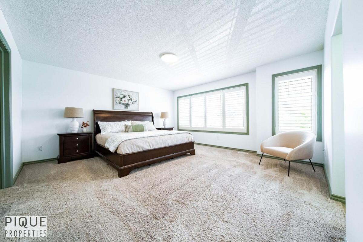 Bright Luxury Home-Hot Tub-Sunroom-King Bed-AC