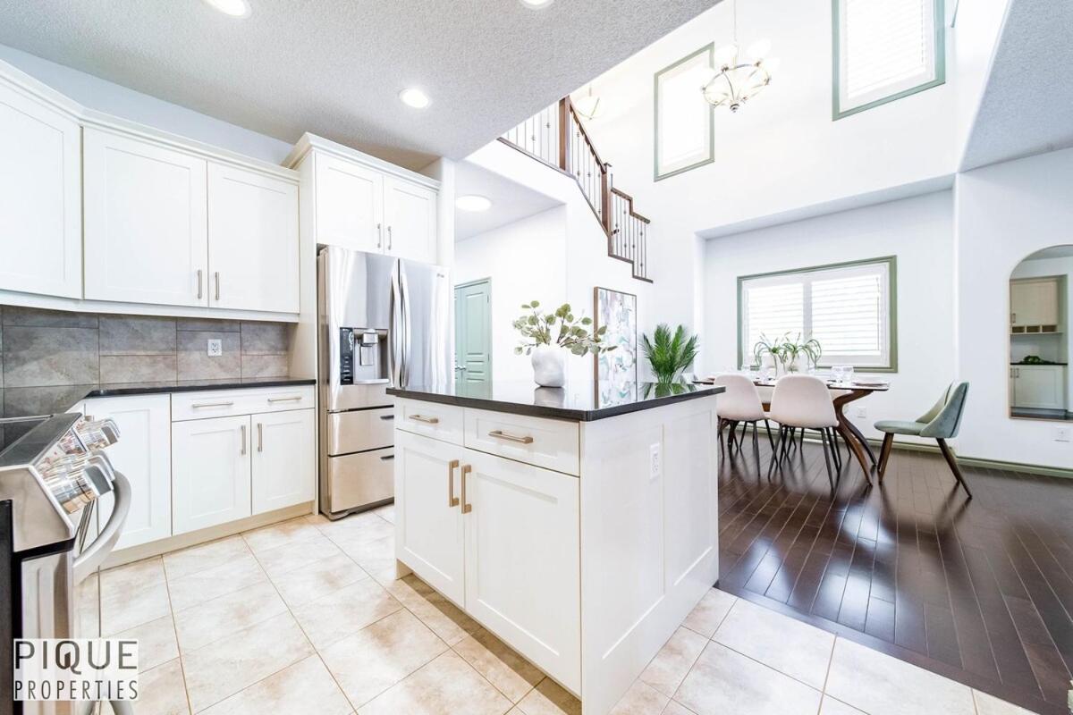 Bright Luxury Home-Hot Tub-Sunroom-King Bed-AC