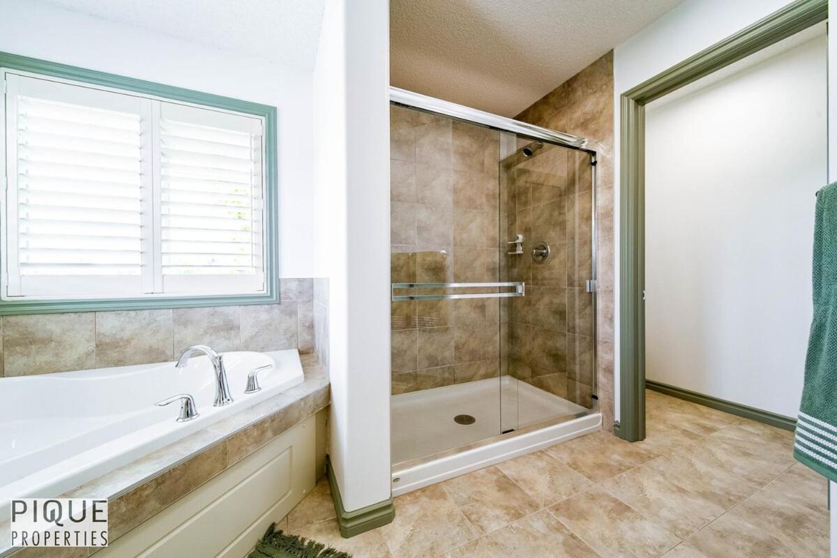 Bright Luxury Home-Hot Tub-Sunroom-King Bed-AC
