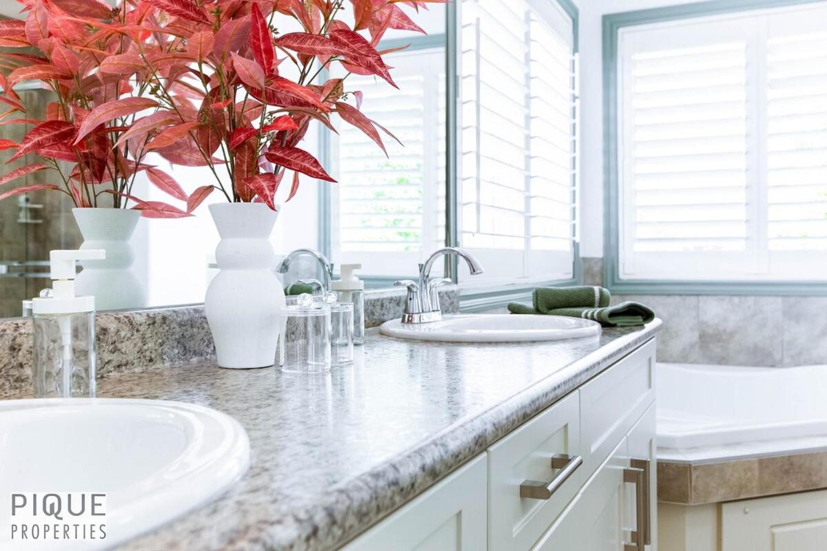 Bright Luxury Home-Hot Tub-Sunroom-King Bed-AC