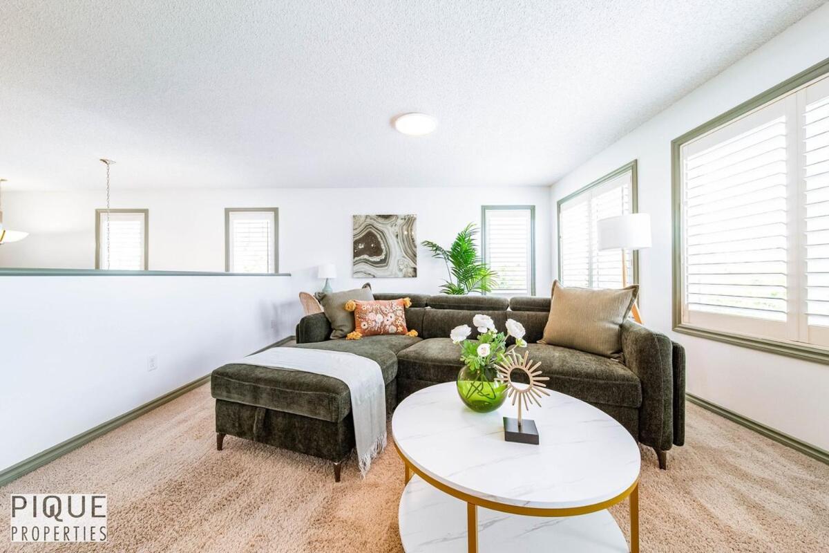Bright Luxury Home-Hot Tub-Sunroom-King Bed-AC