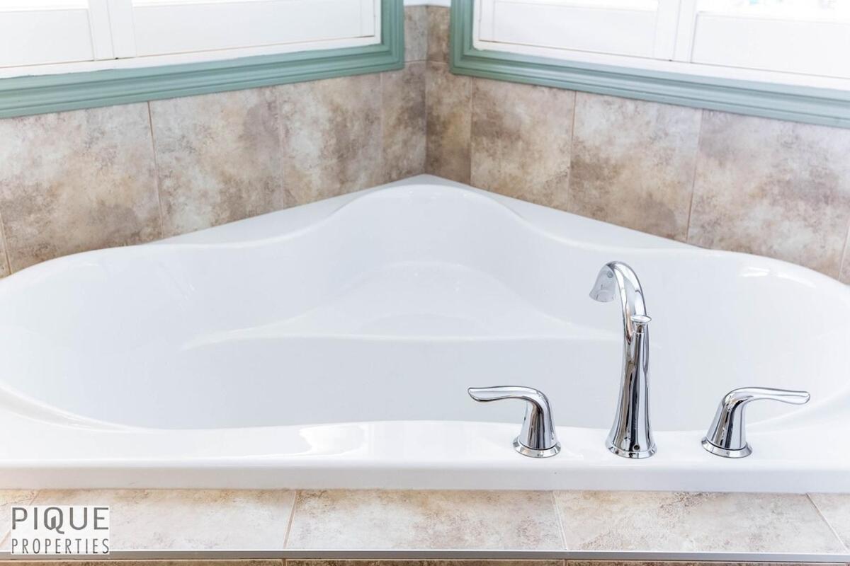 Bright Luxury Home-Hot Tub-Sunroom-King Bed-AC
