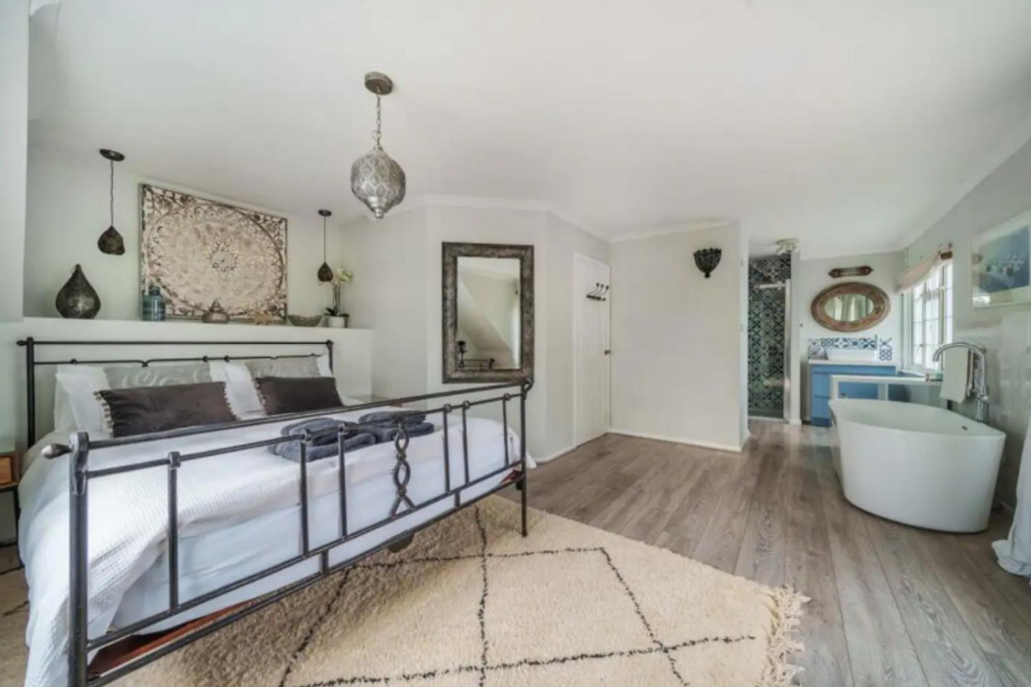 5 Bed Luxury Villa Stunning Waterside Escape with Pool - Sleeps 12, Private Parking & Jetty! River Hamble - By Blue Puffin Stays view 3