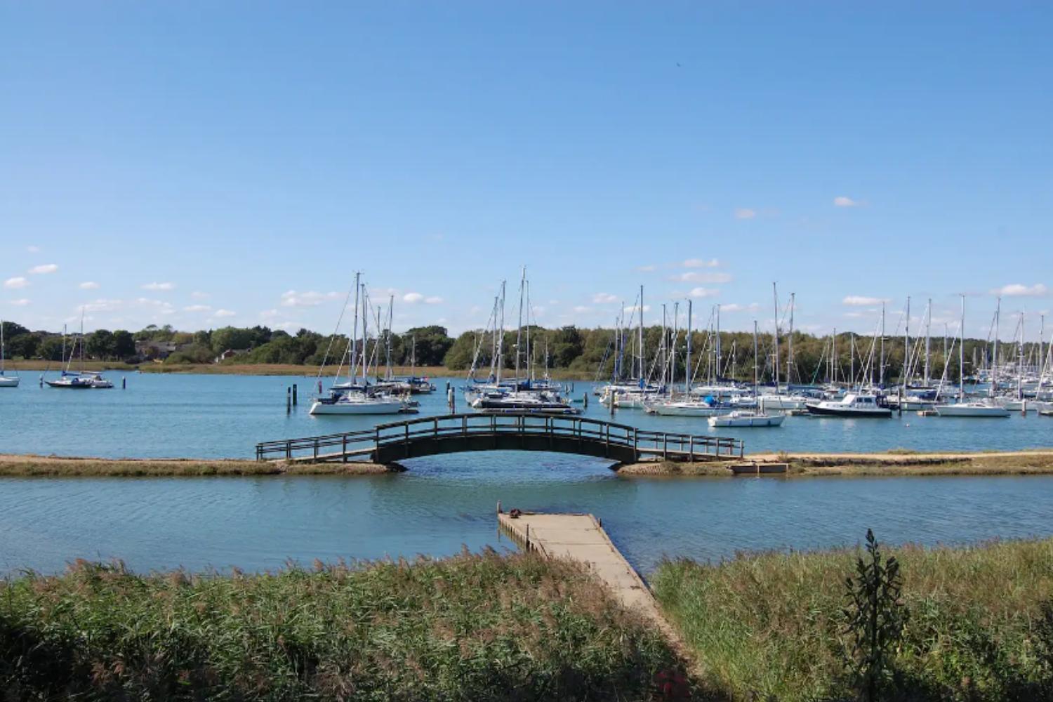 5 Bed Luxury Villa Stunning Waterside Escape with Pool - Sleeps 12, Private Parking & Jetty! River Hamble - By Blue Puffin Stays view 4