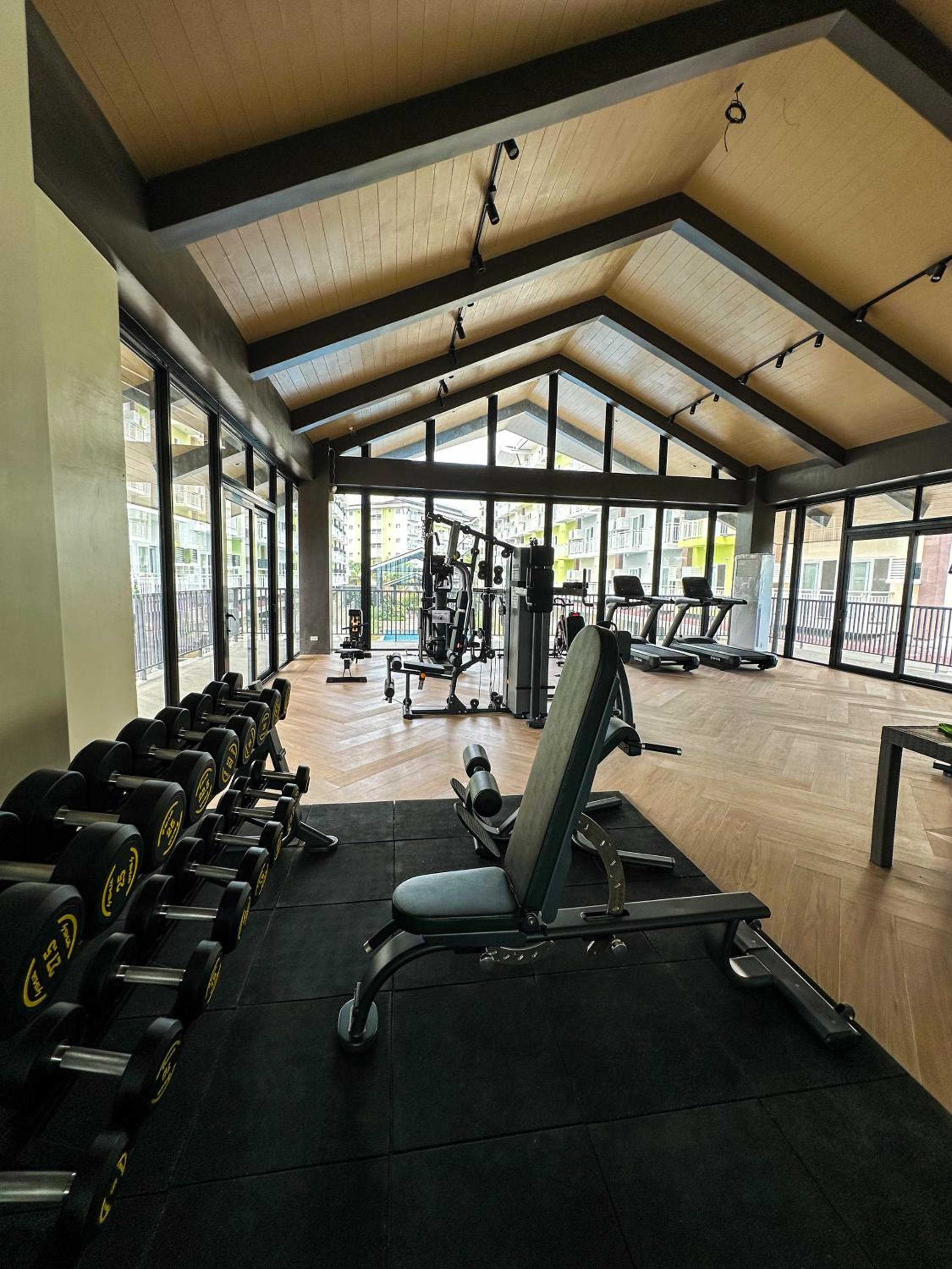 Quiet Studio 5 Mins from Airport with Fast Wifi, Netflix, Gym, Pool view 5