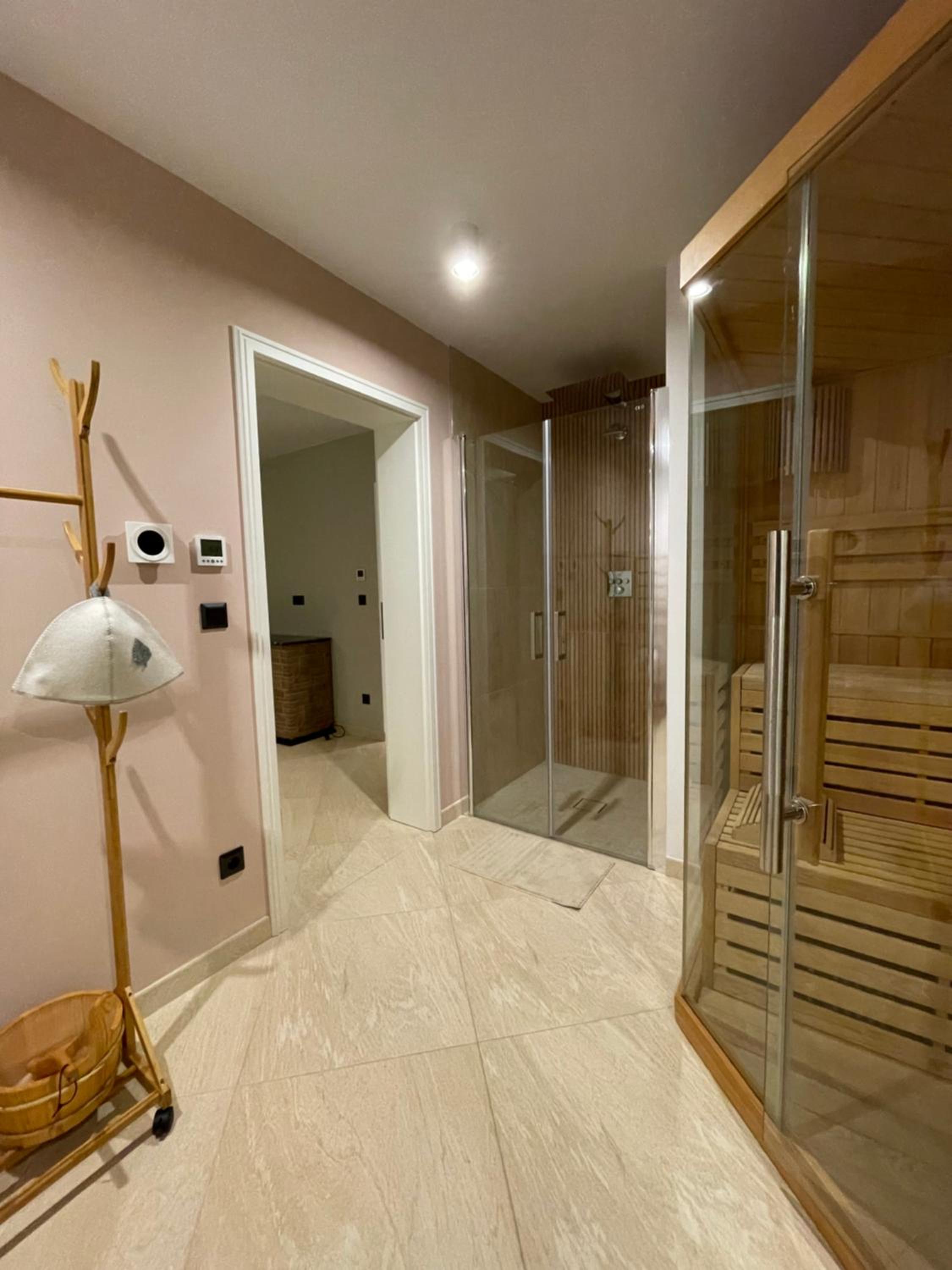 Wellness Suite für 2 Personen mit Sauna und Billardtisch