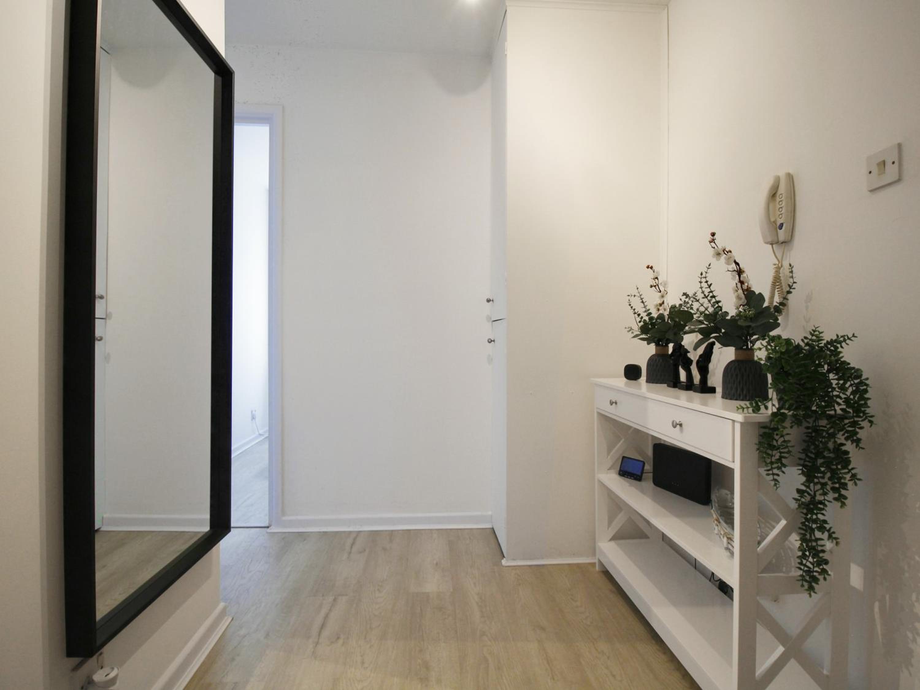 2BDR Flat RG1 - Free Open Parking view 3
