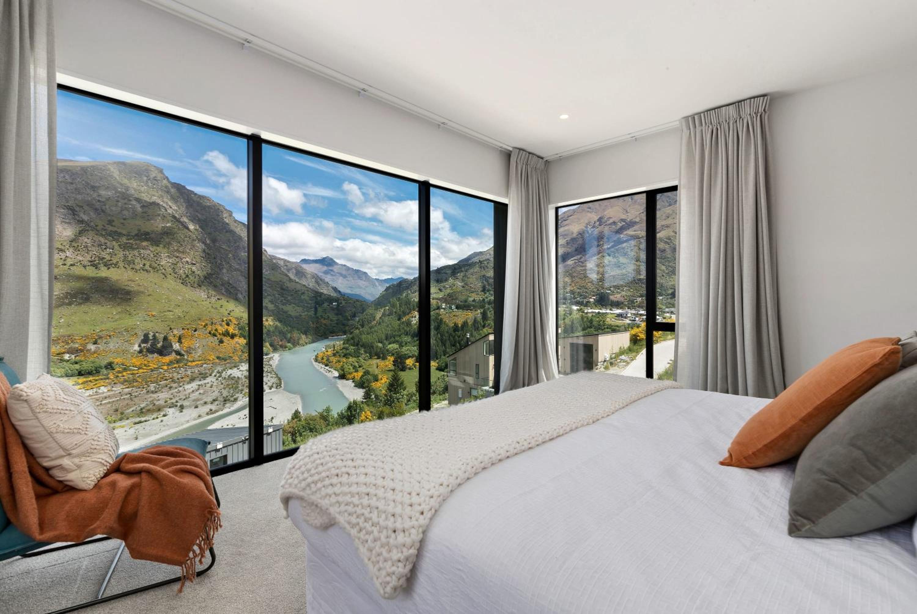 Hotel Stunning Mountain Views in Queenstown-Hot tub - Image 1