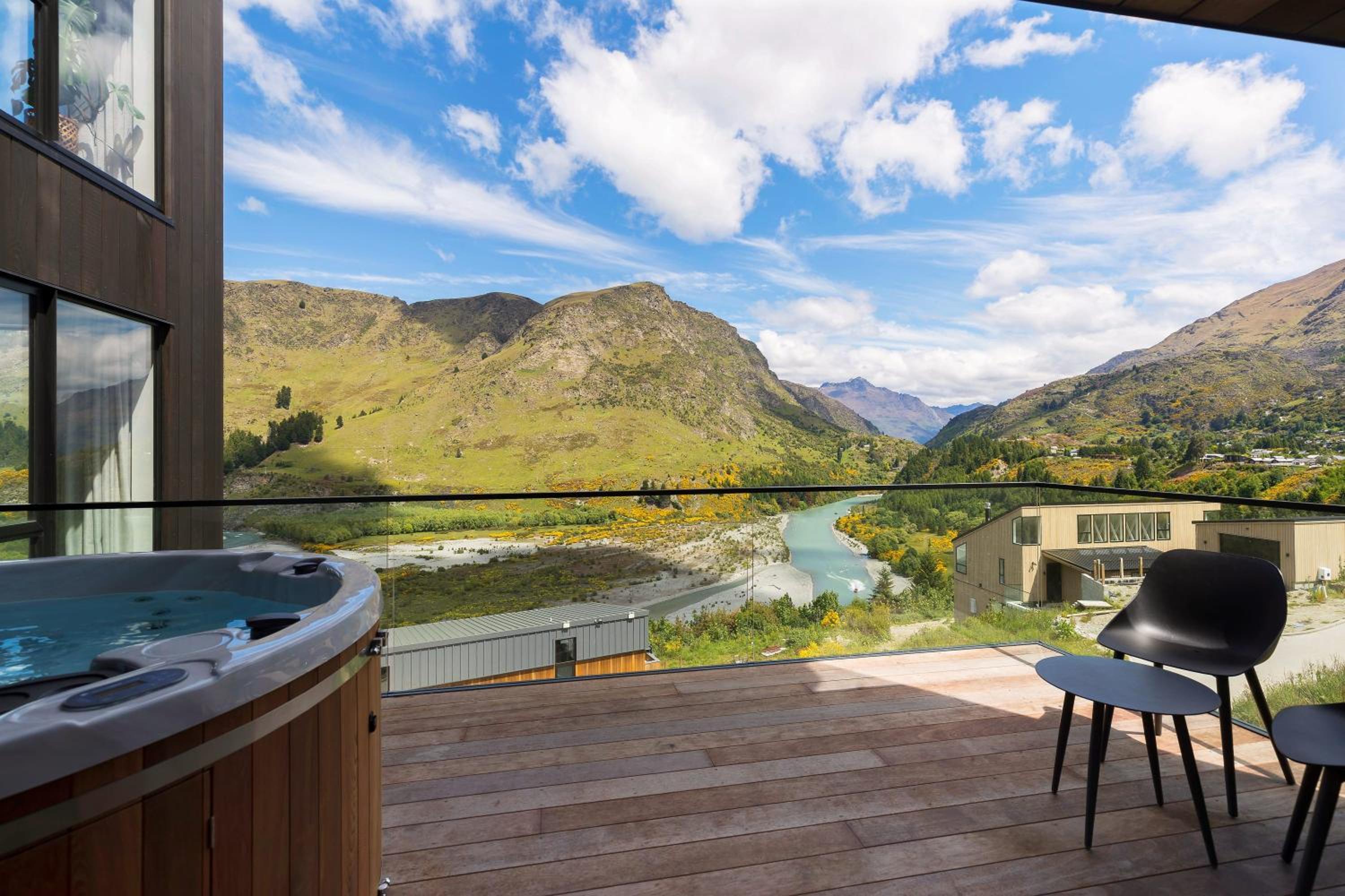 Stunning Mountain Views in Queenstown-Hot tub view 4