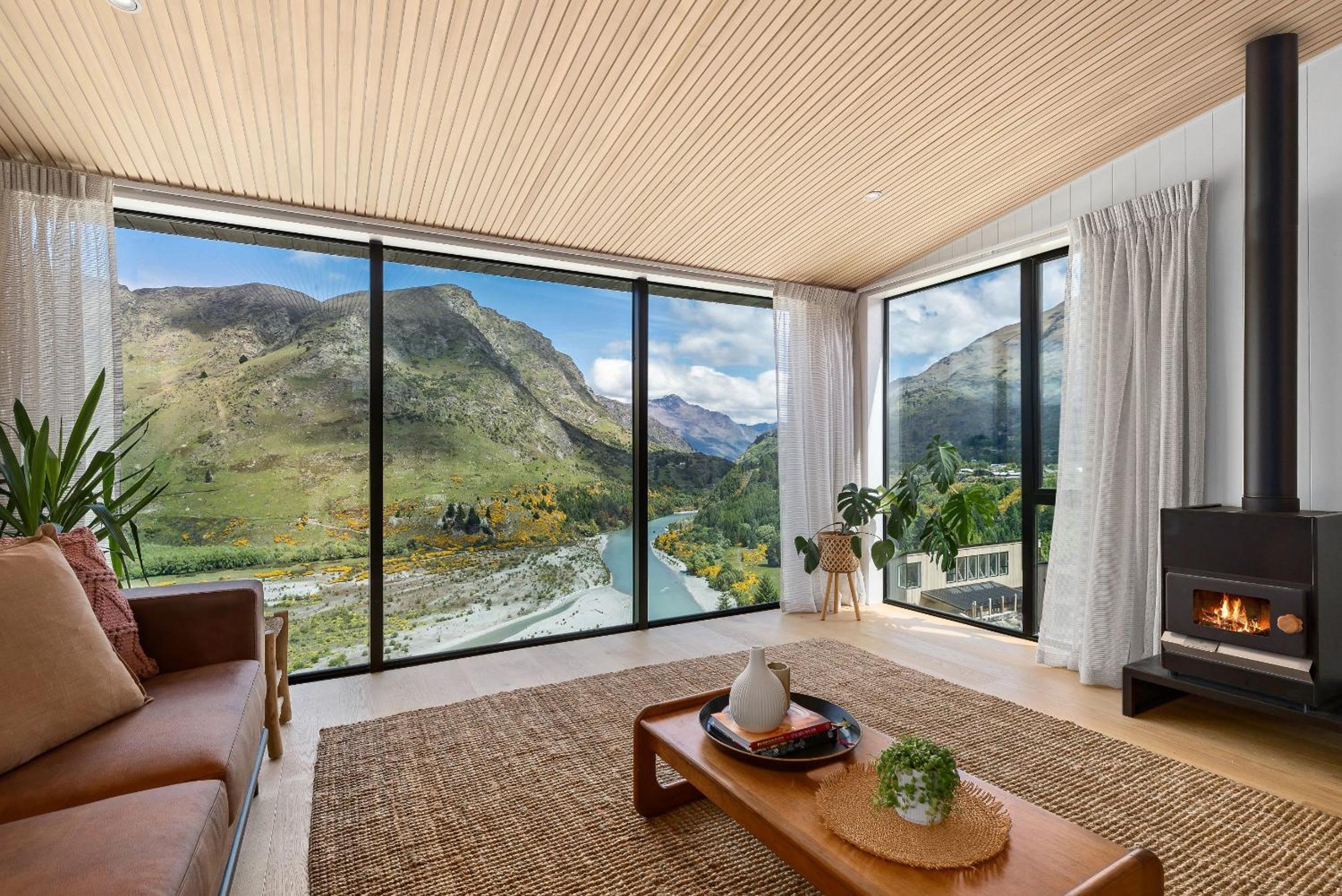 Stunning Mountain Views in Queenstown-Hot tub view 2