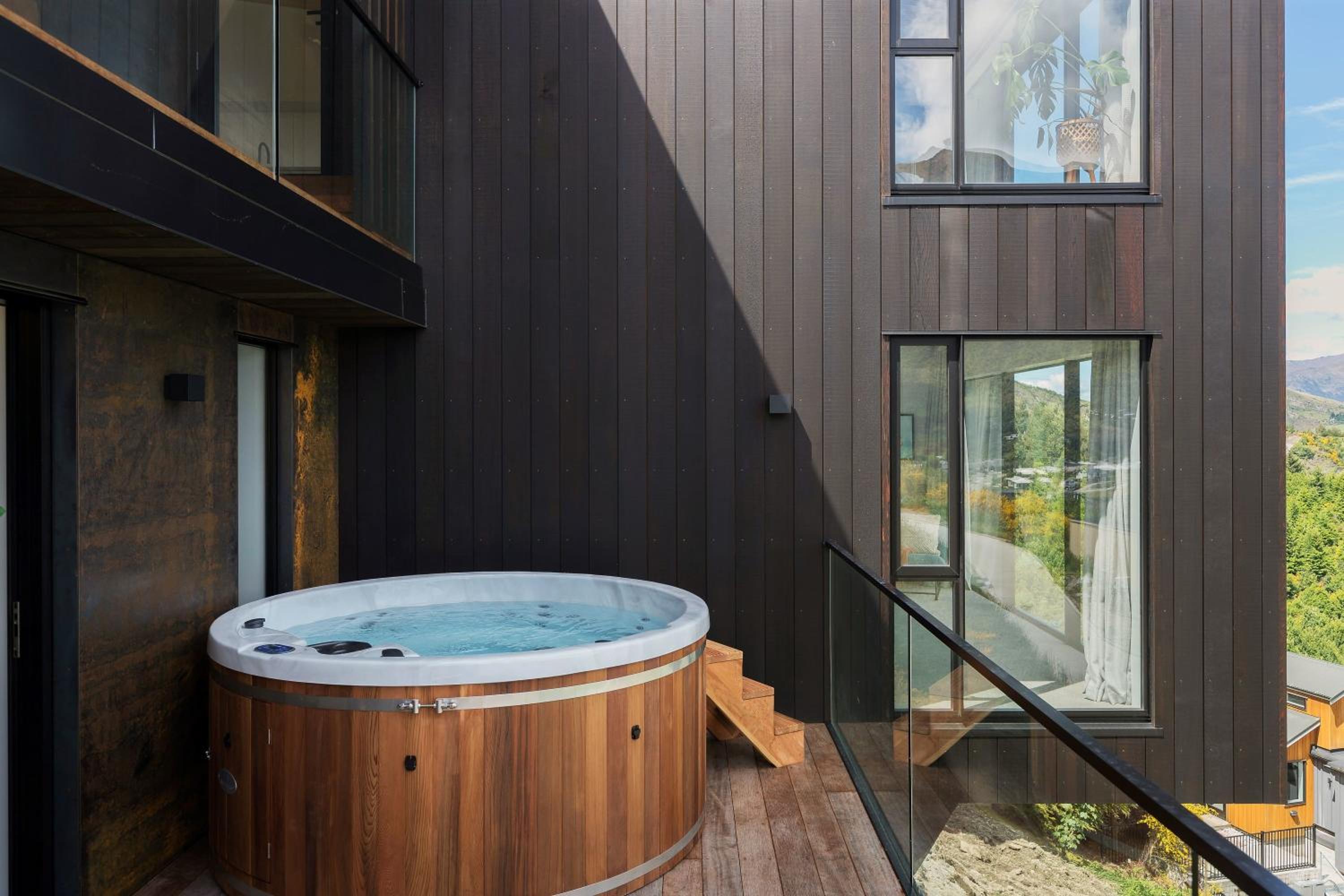 Stunning Mountain Views in Queenstown-Hot tub view 5