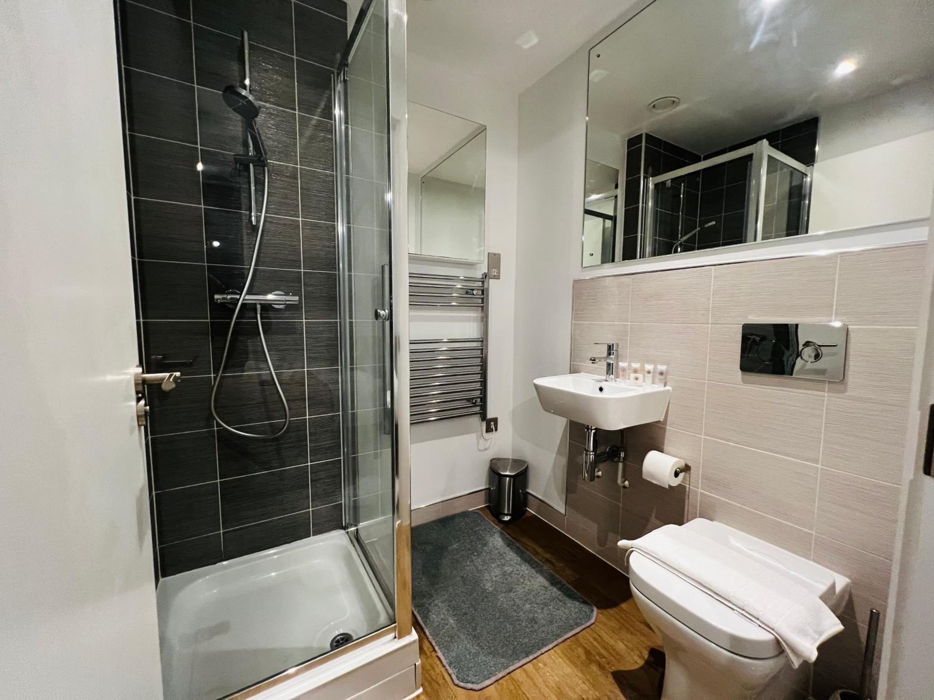2 Double Bed 2 Bath With GYM In Heart Of Birmingham view 4