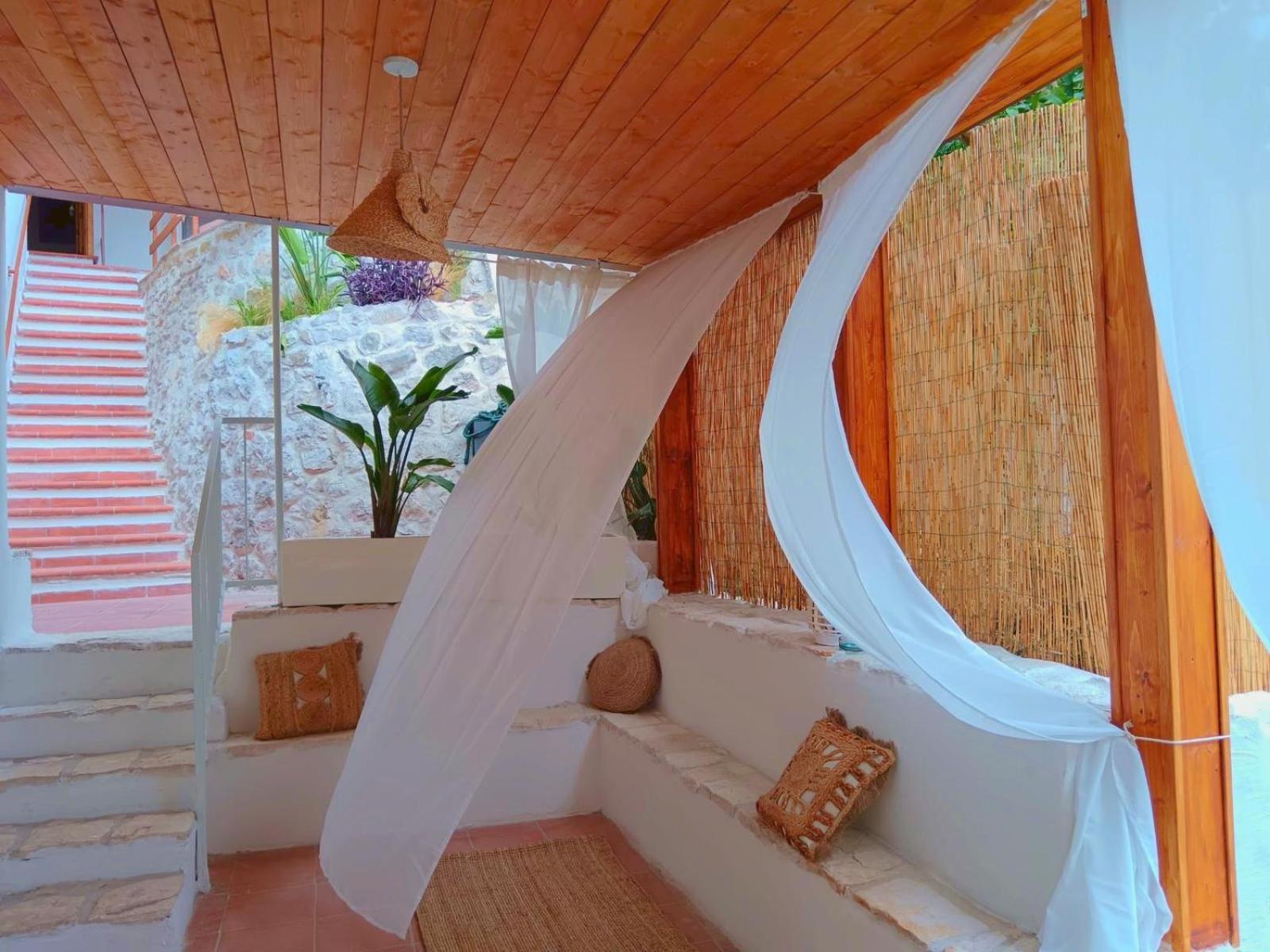 OIKOS Guesthouse & Rooftop