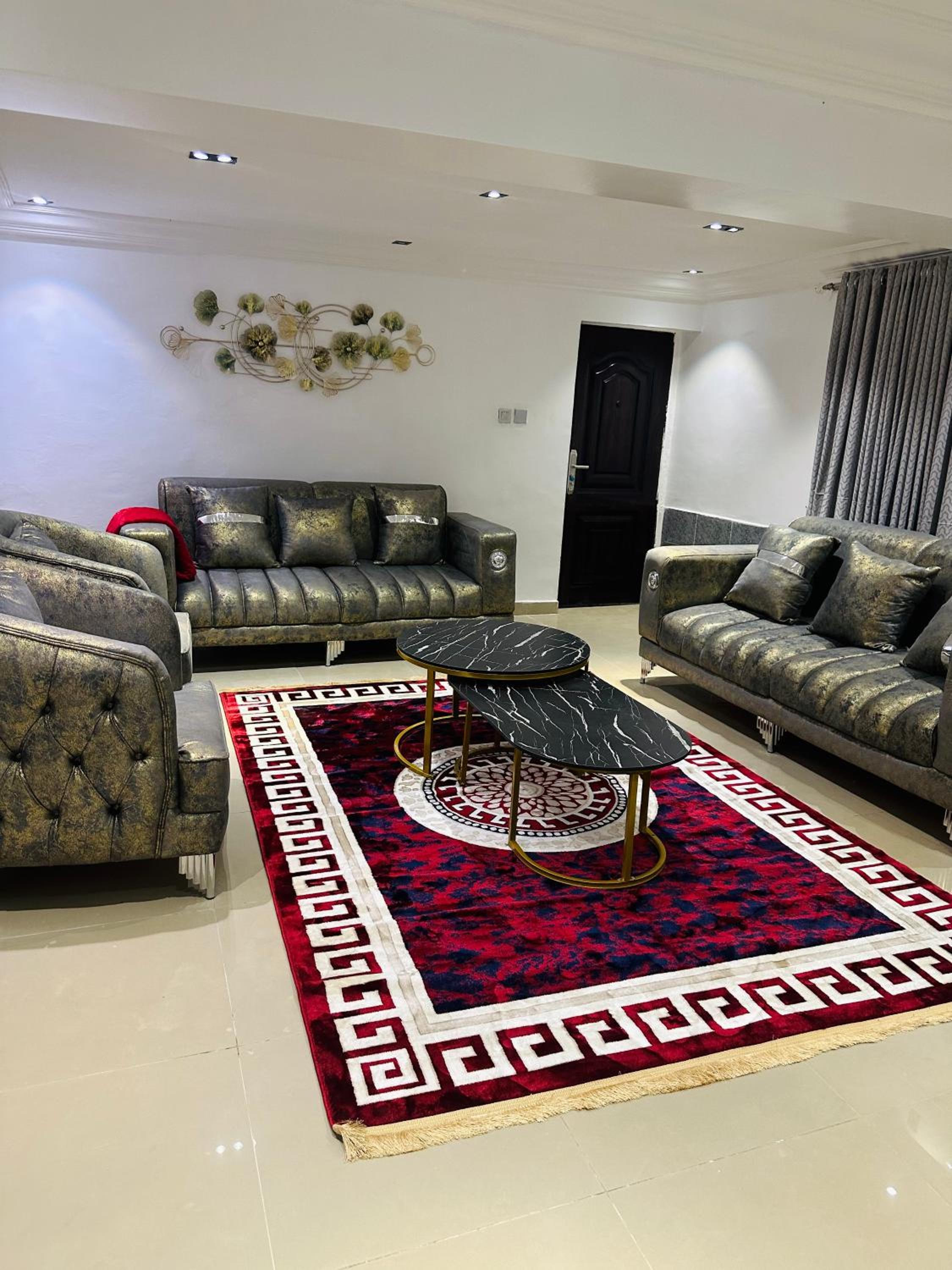 City Centre Luxe 2 Bedroom with Netflix Wifi Pool 247 Electricity view 2