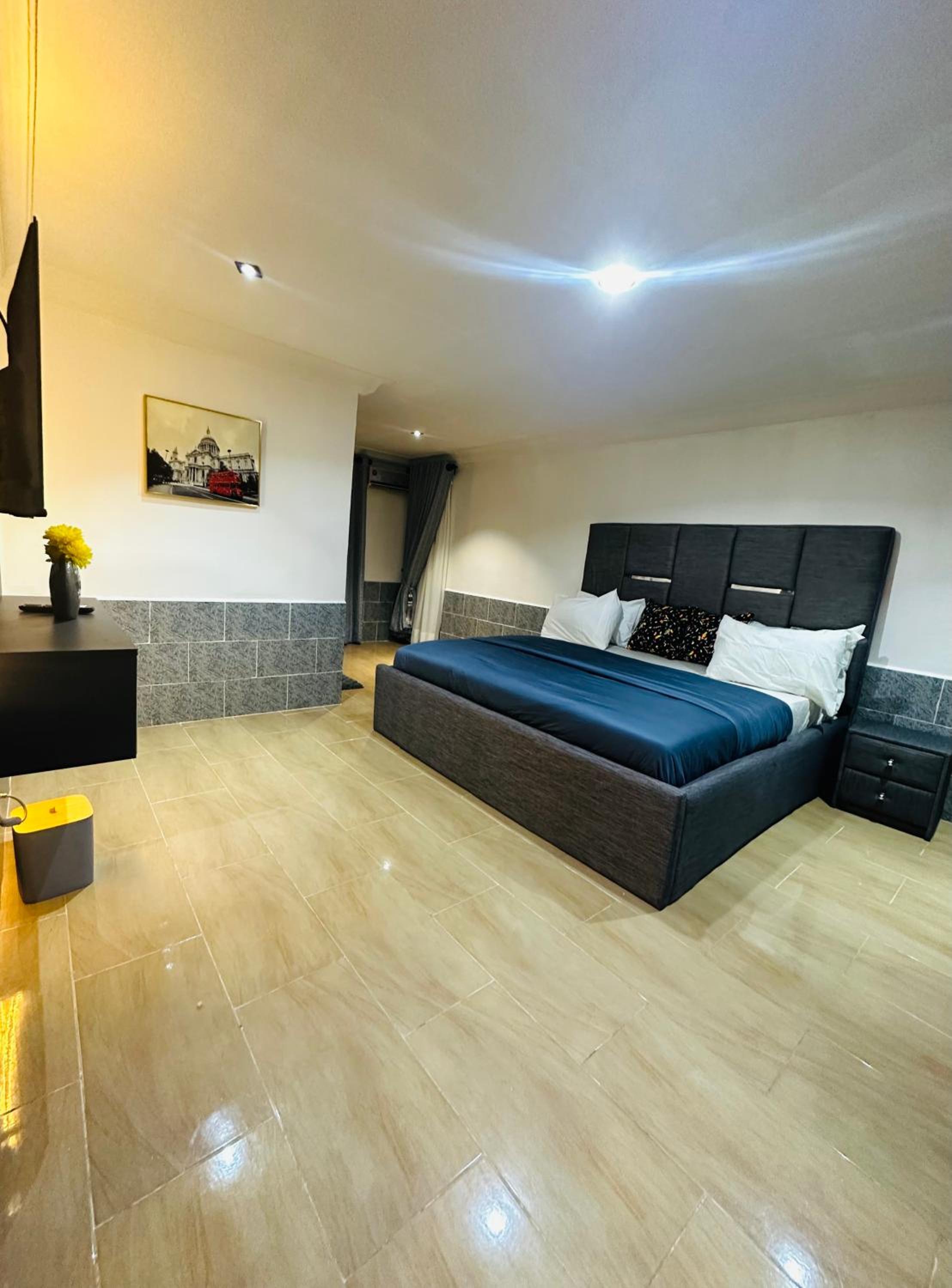 City Centre Luxe 2 Bedroom with Netflix Wifi Pool 247 Electricity view 5