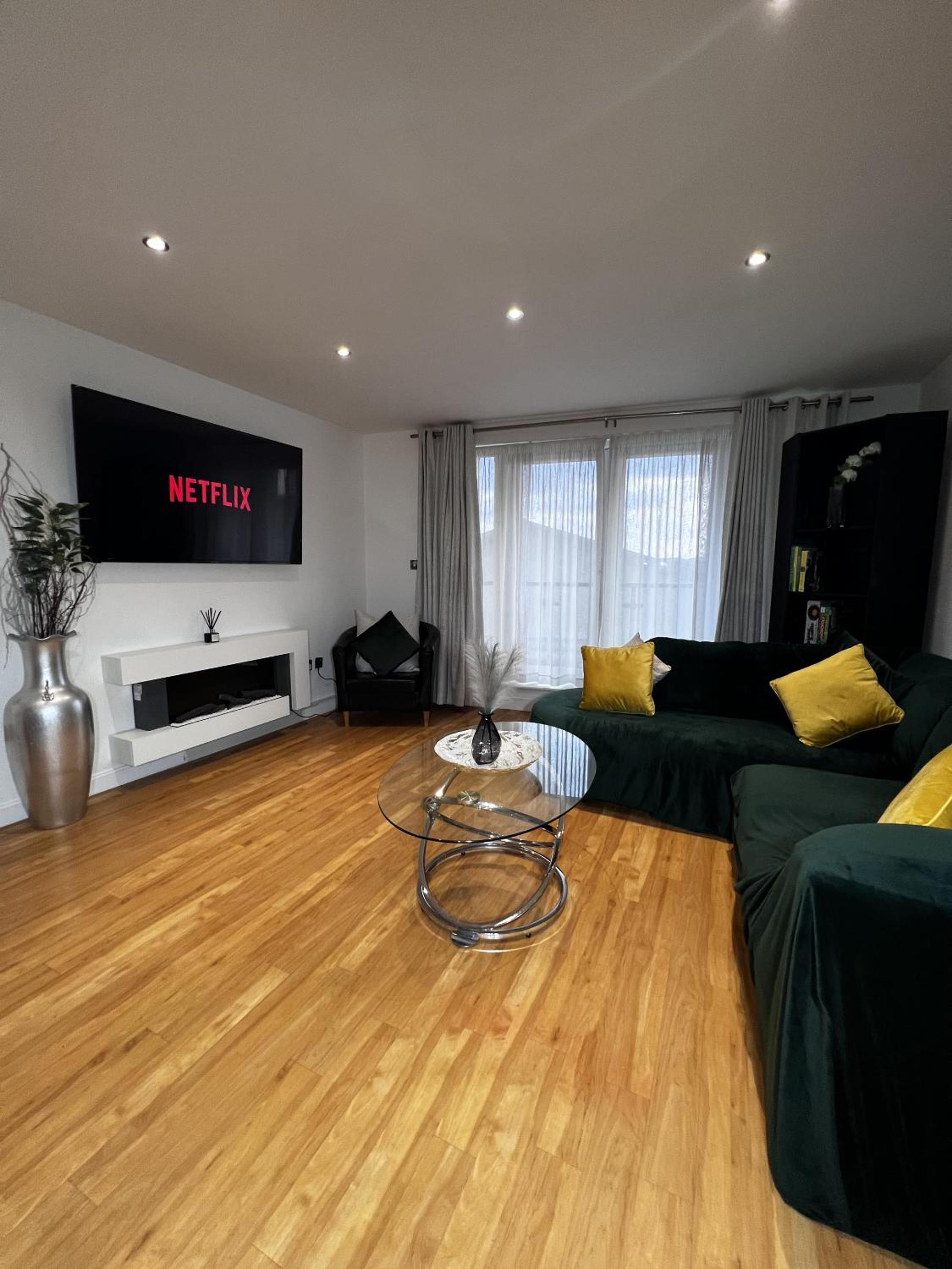 Emerald Apartment-2Bed 2Bath Cardiff Bay,City Centre Apartment view 2