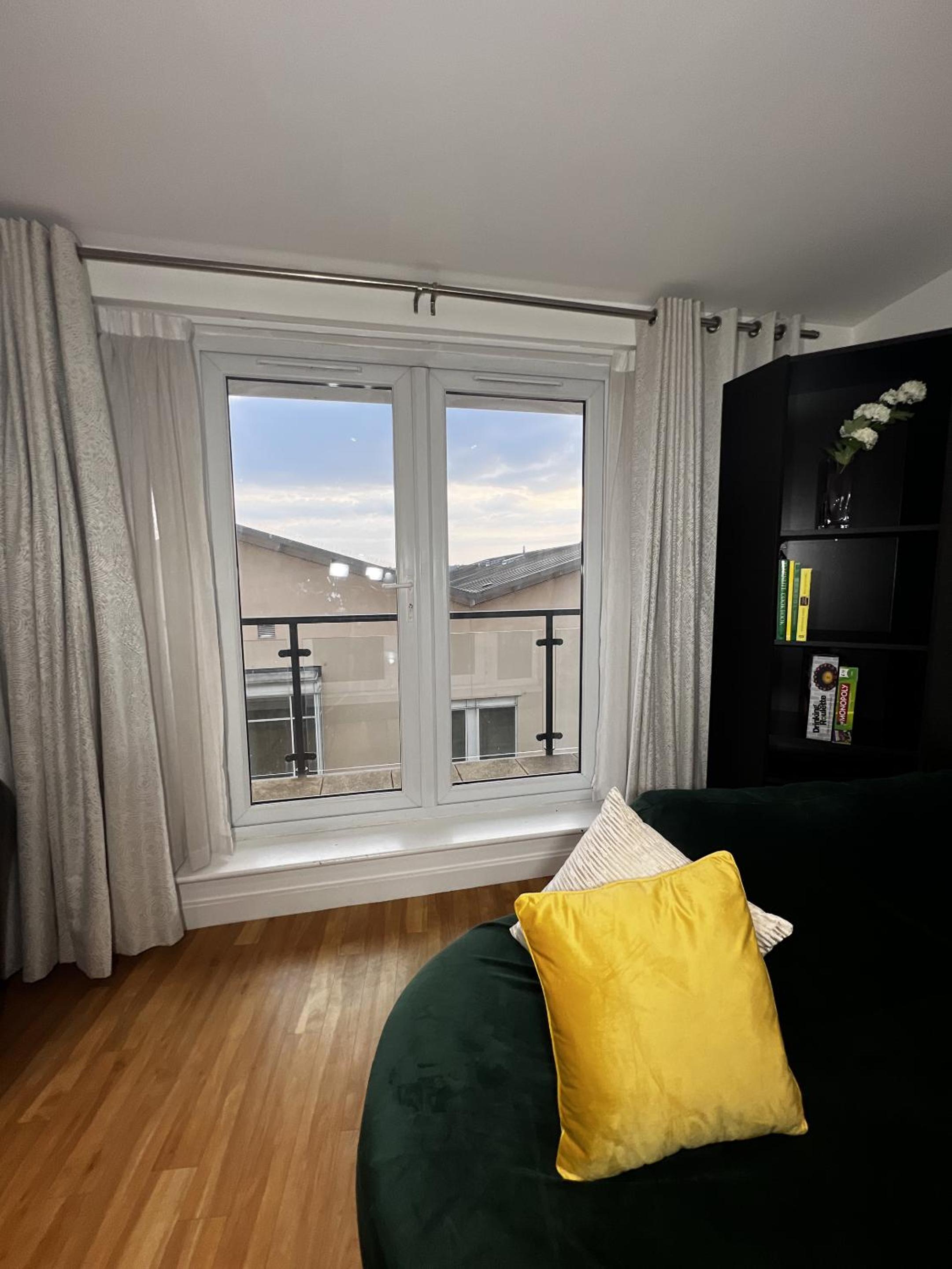 Emerald Apartment-2Bed 2Bath Cardiff Bay,City Centre Apartment view 4