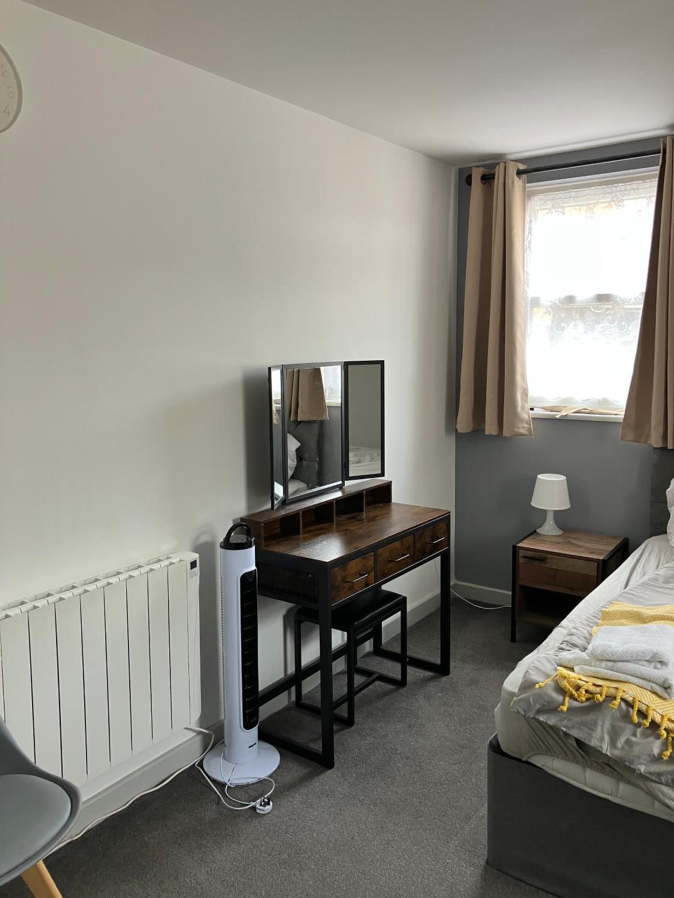 Lancing Apartments - Spacious 2 Bed - Sleeps 6 - Burnham Village view 5