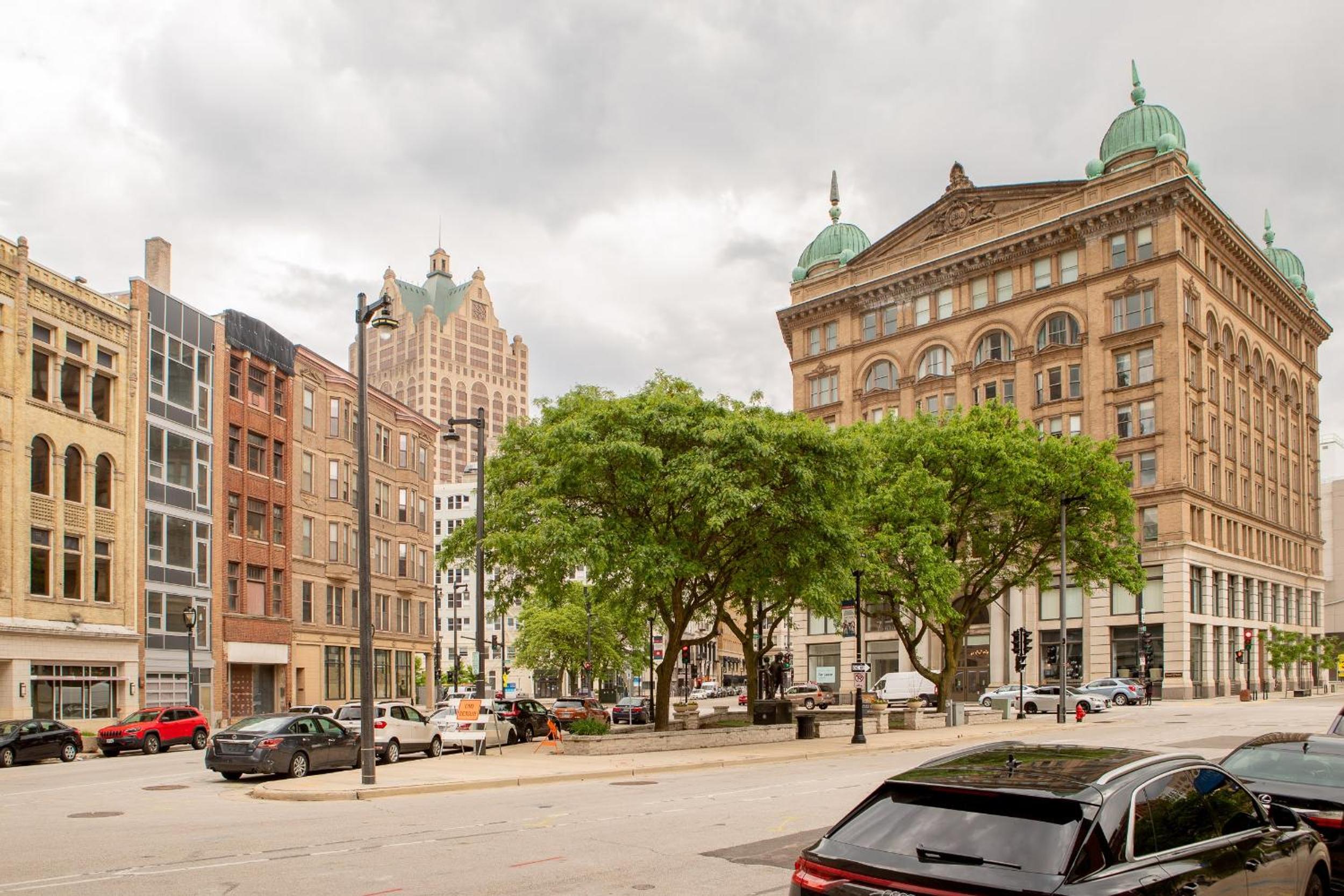 Flexhome Westown 2BR RS1 in Fiserv and Theater District view 2