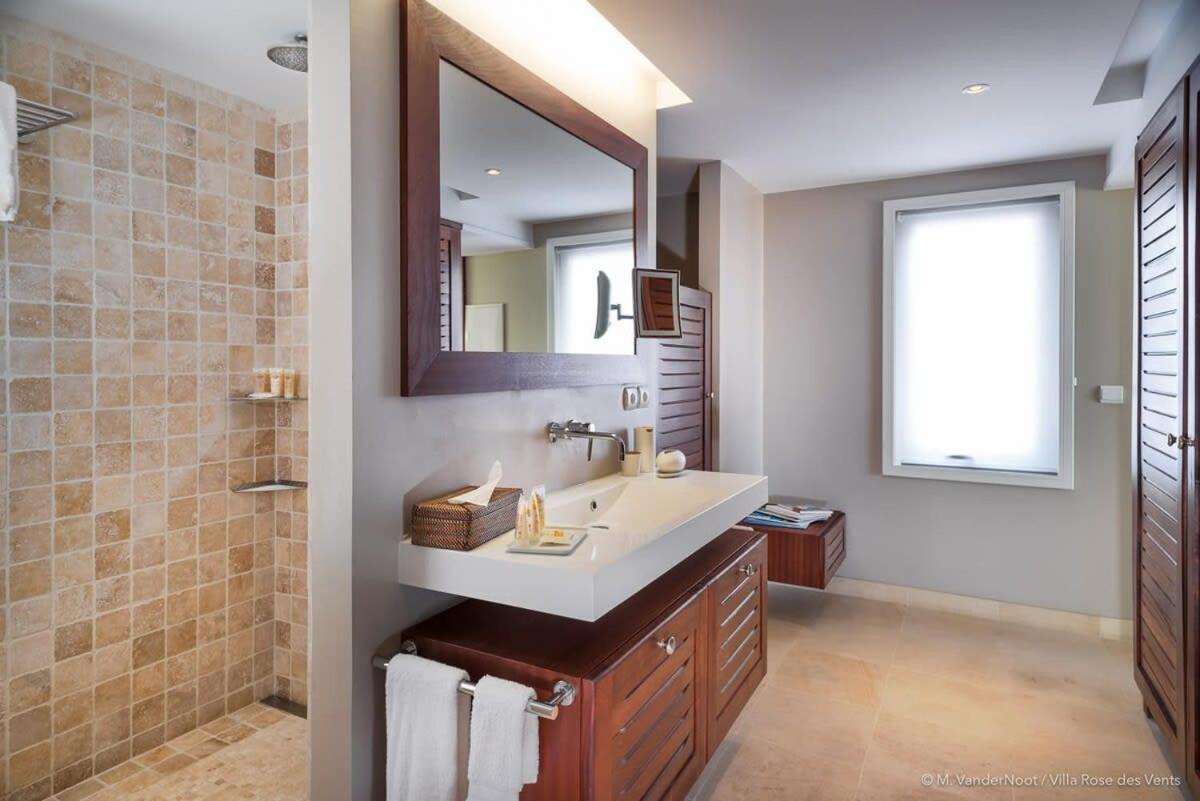 Cozy And Stylish Villa Overlooking Grand Cul De Sac