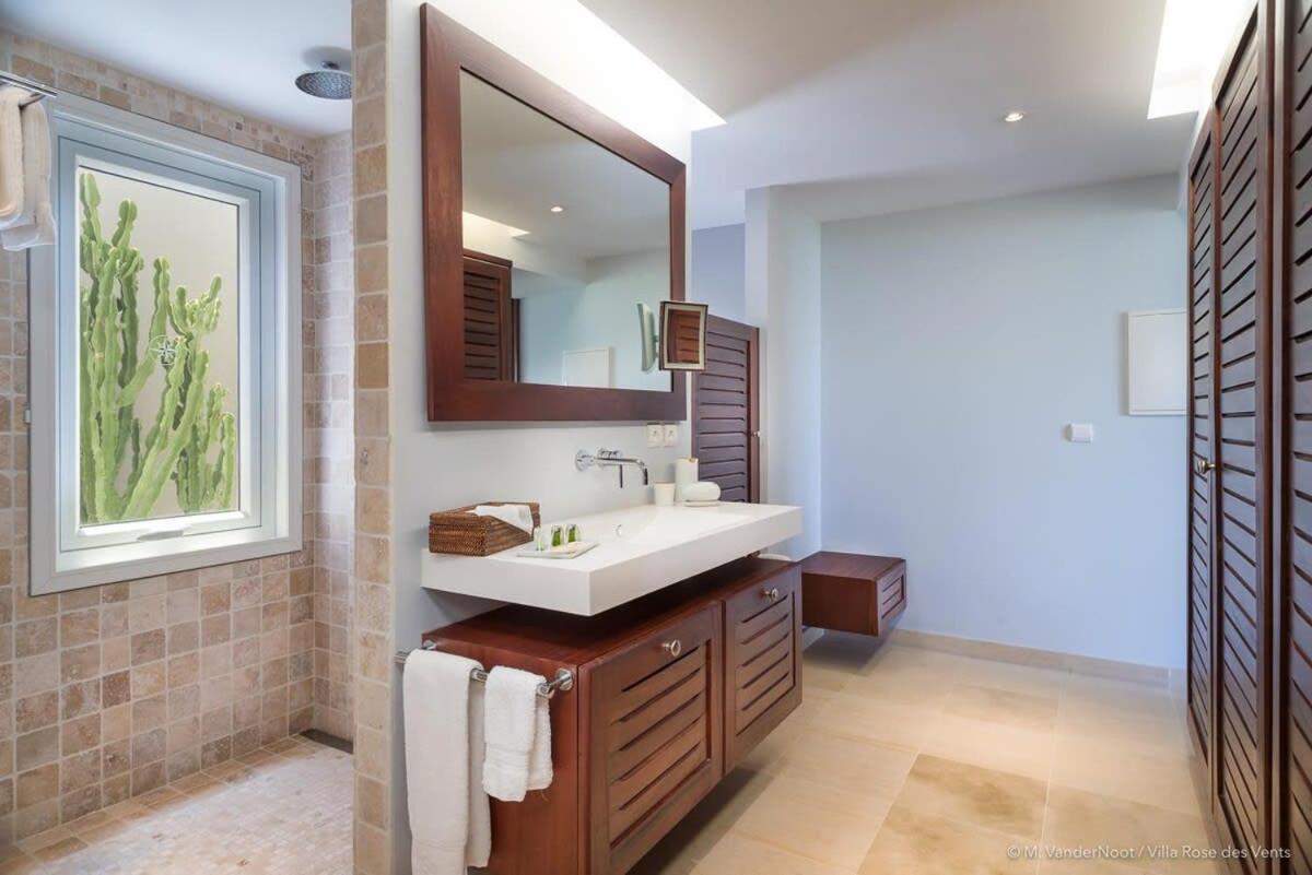 Cozy And Stylish Villa Overlooking Grand Cul De Sac