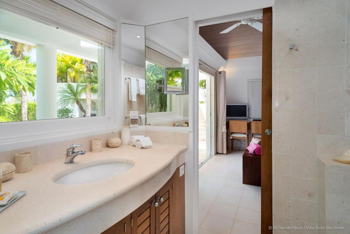 Cozy And Stylish Villa Overlooking Grand Cul De Sac