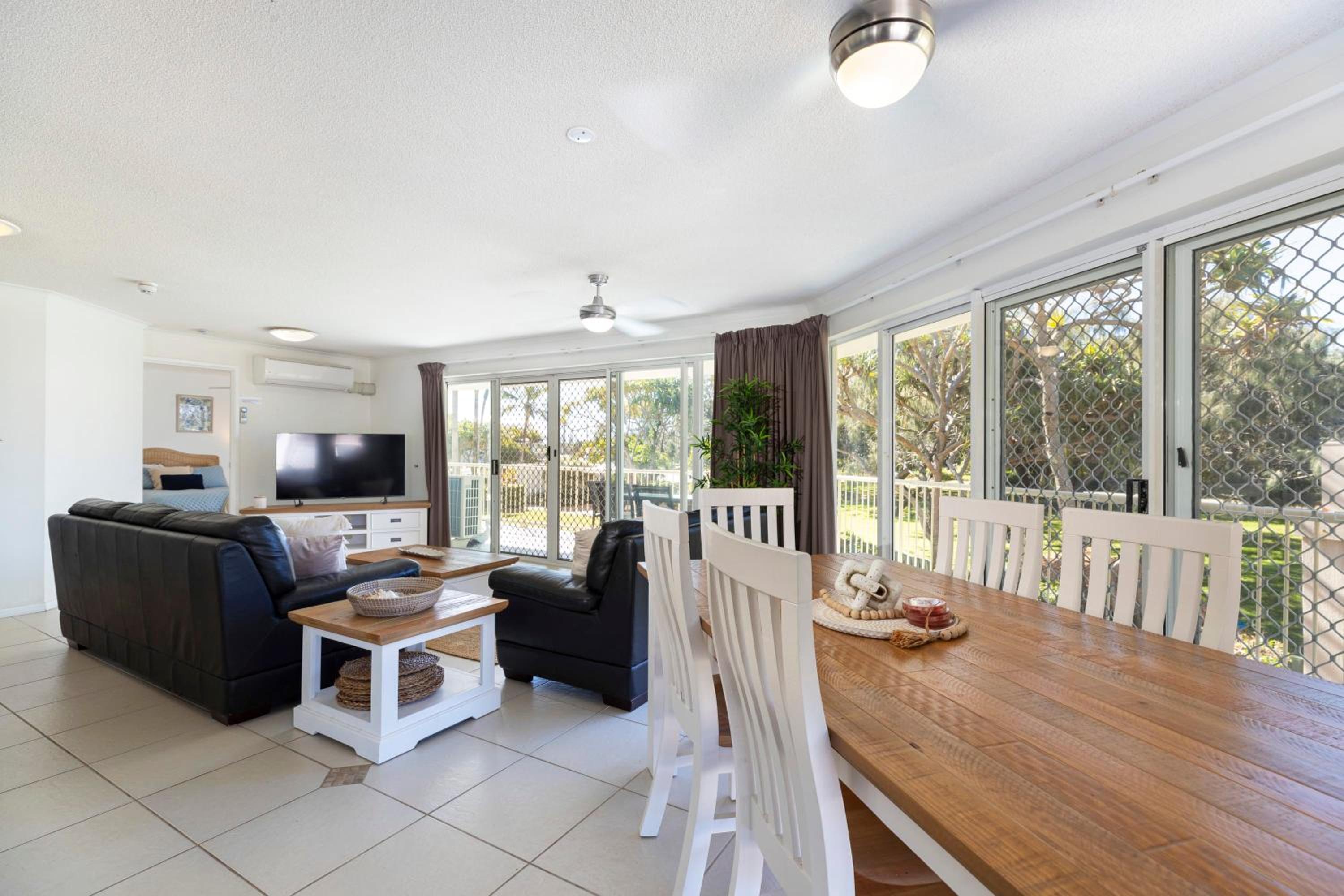 Surfside Buddina Beachfront 3bed Apt - Direct Beach Access