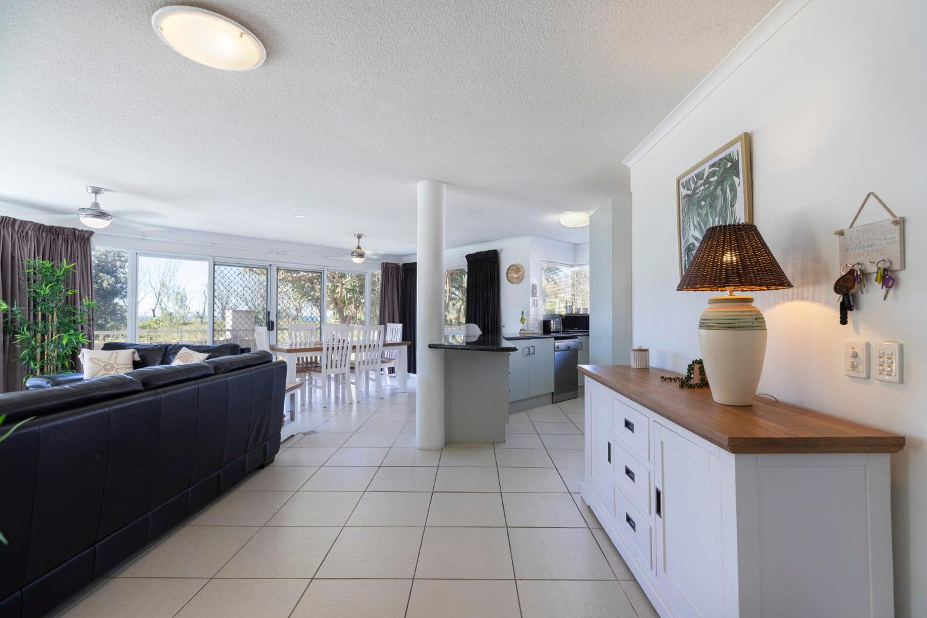 Surfside Buddina Beachfront 3bed Apt - Direct Beach Access