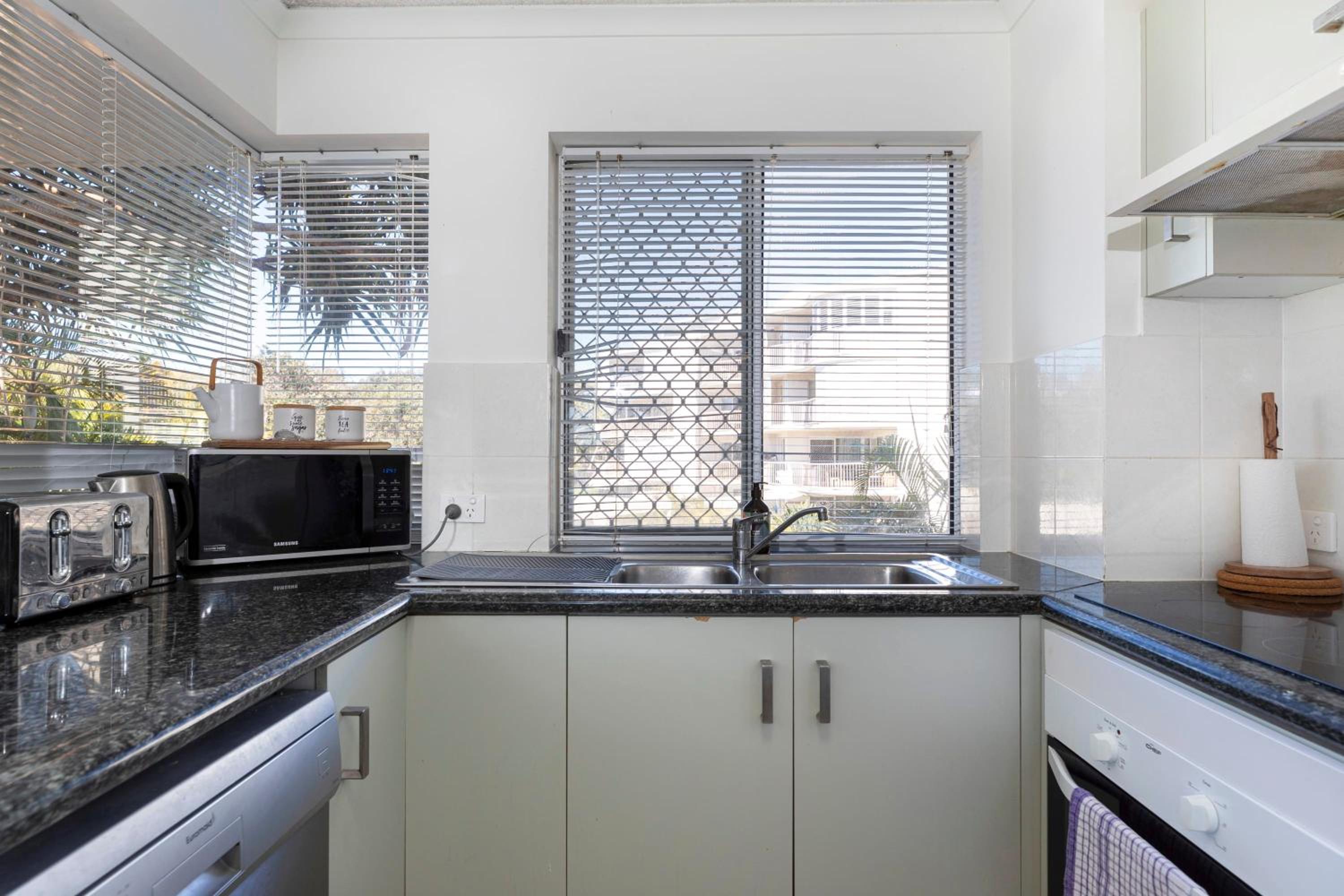 Surfside Buddina Beachfront 3bed Apt - Direct Beach Access