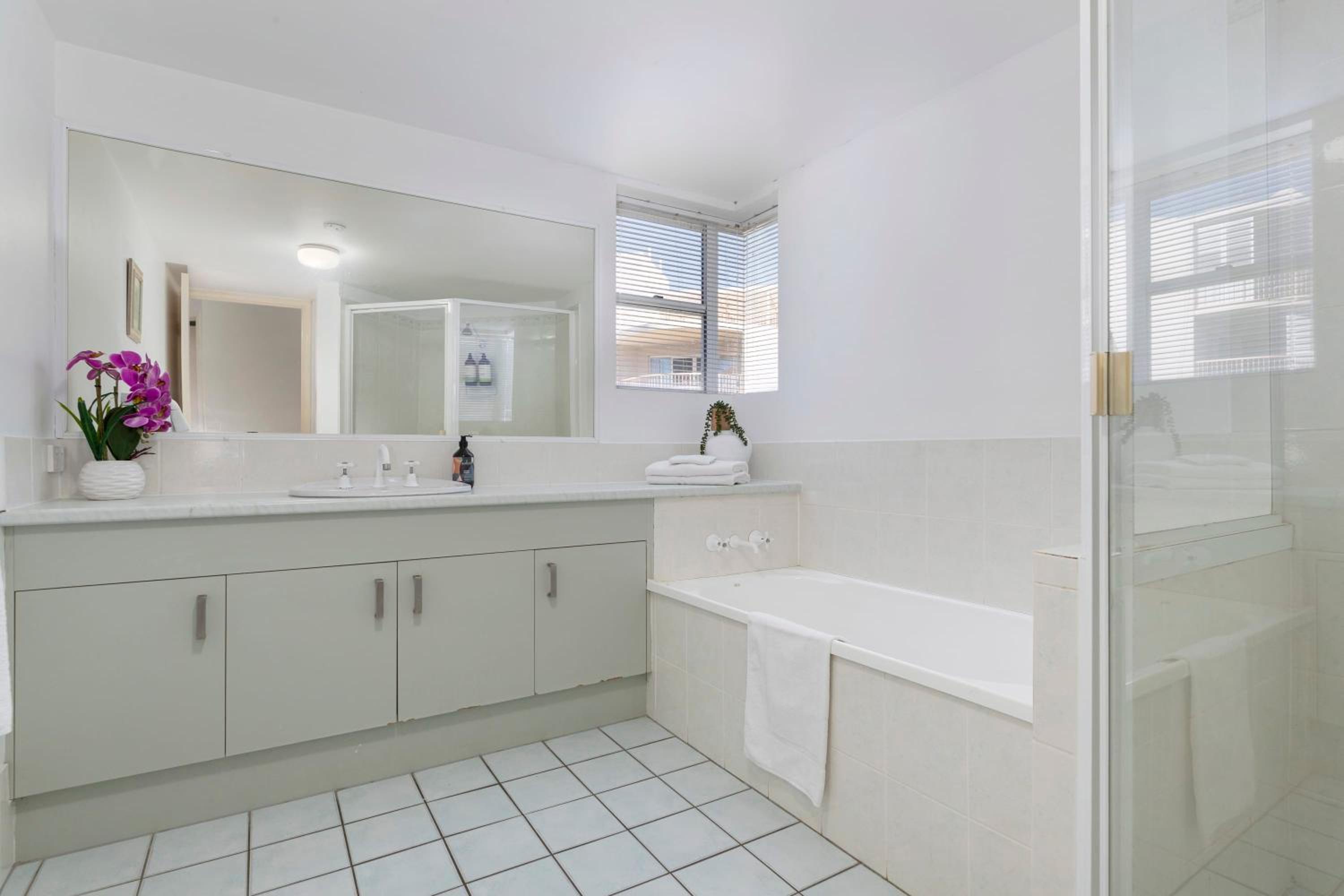 Surfside Buddina Beachfront 3bed Apt - Direct Beach Access