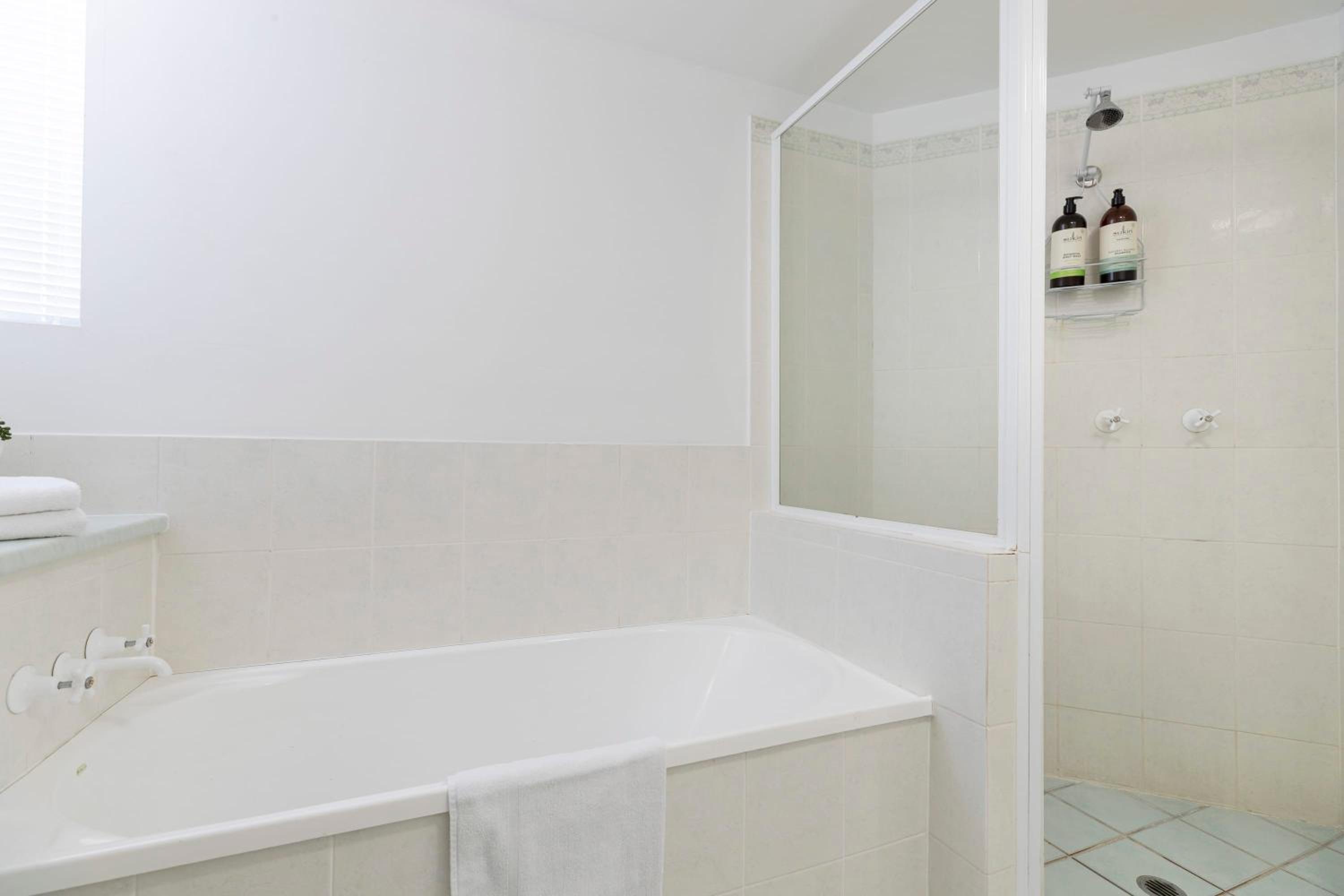 Surfside Buddina Beachfront 3bed Apt - Direct Beach Access