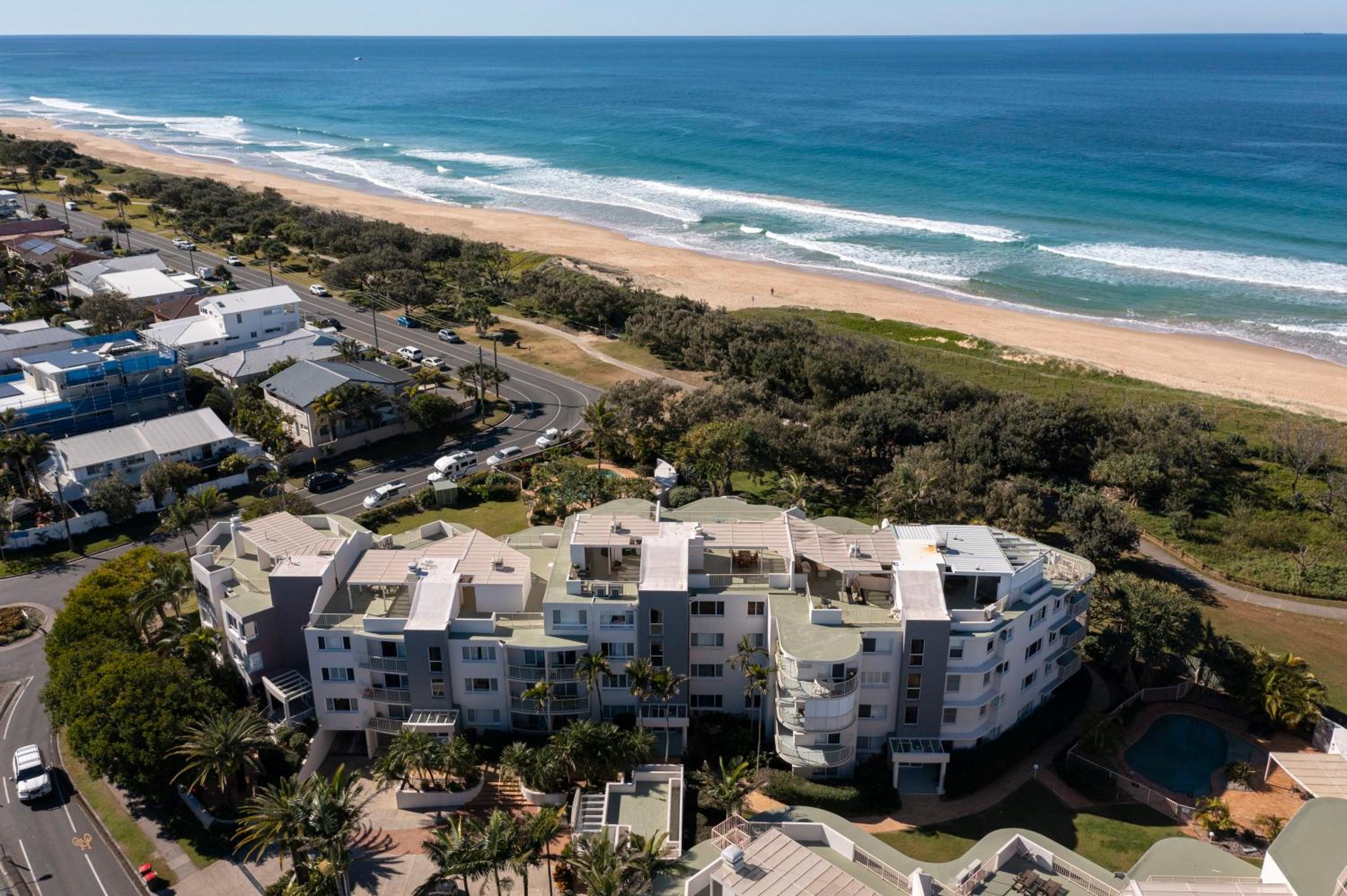 Surfside Buddina Beachfront 3bed Apt - Direct Beach Access