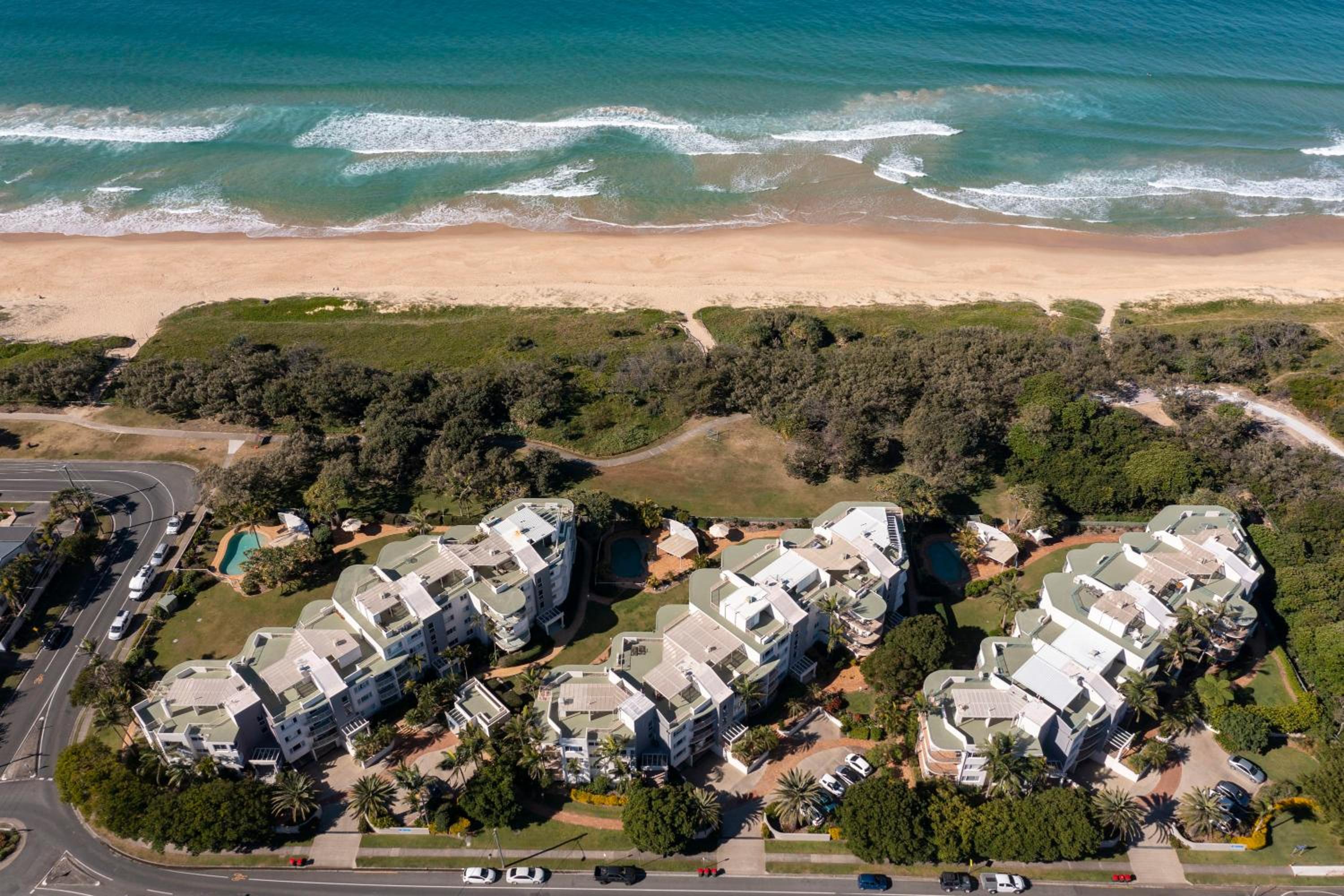 Surfside Buddina Beachfront 3bed Apt - Direct Beach Access