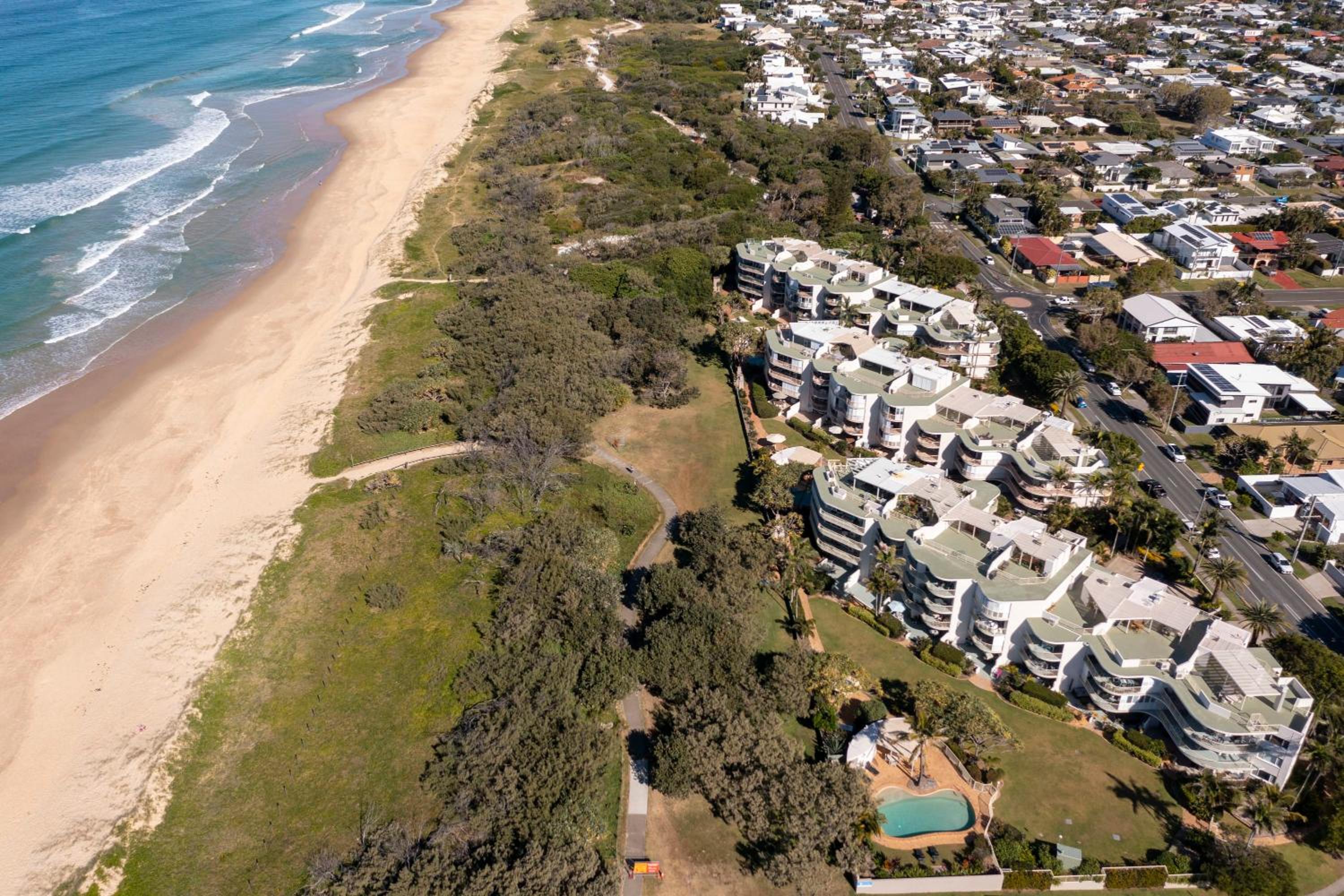 Surfside Buddina Beachfront 3bed Apt - Direct Beach Access