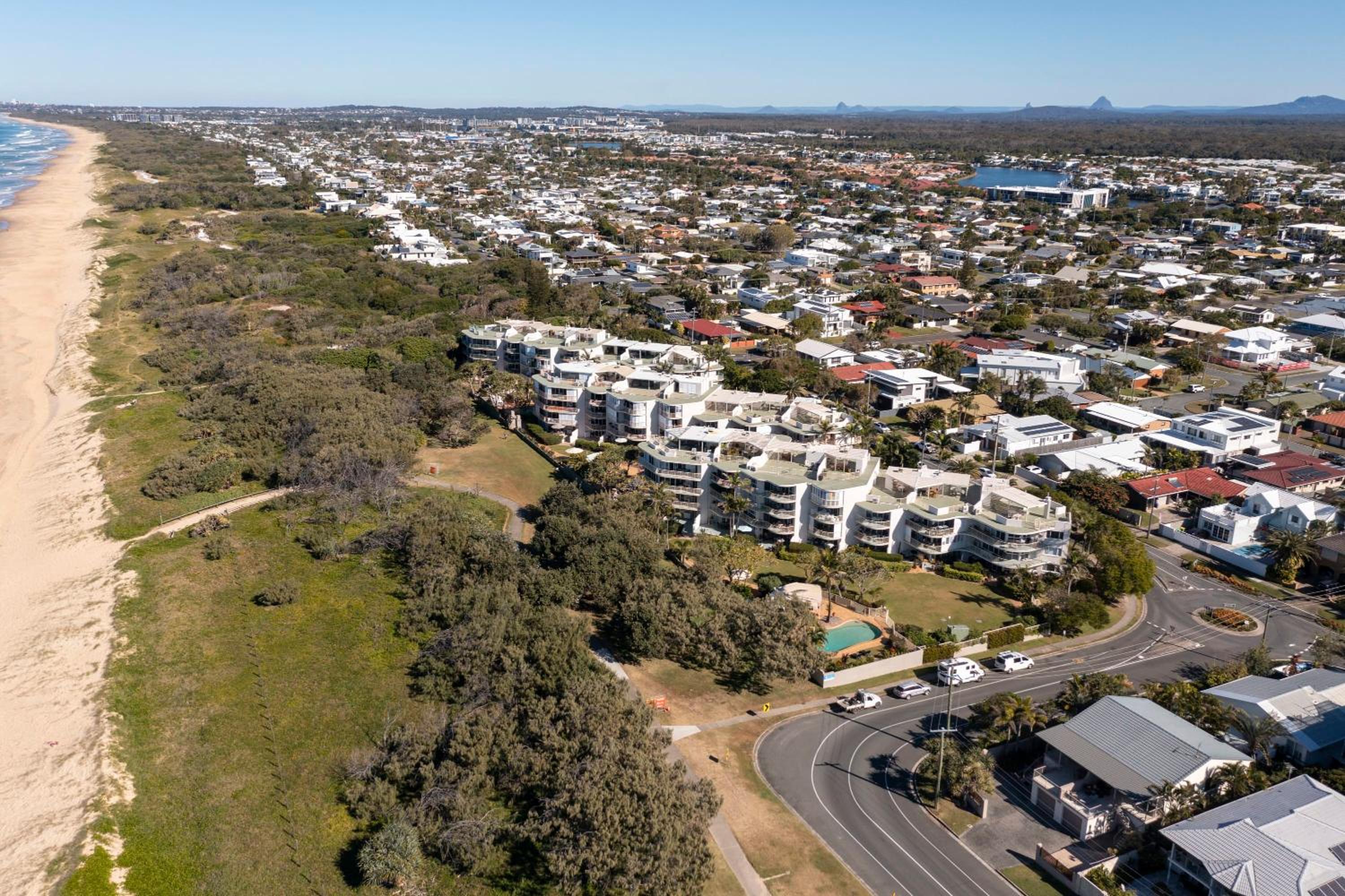 Surfside Buddina Beachfront 3bed Apt - Direct Beach Access