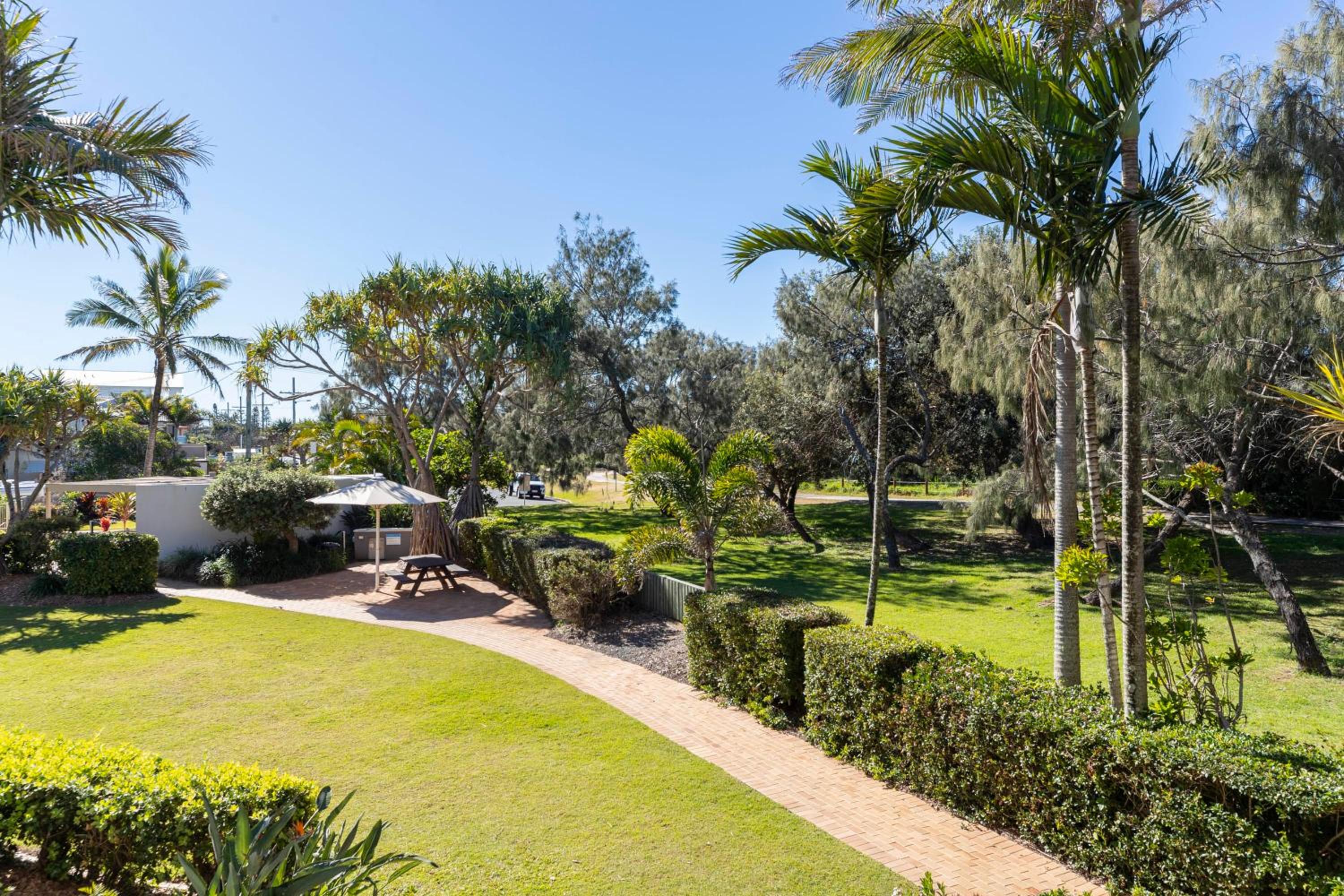 Surfside Buddina Beachfront 3bed Apt - Direct Beach Access