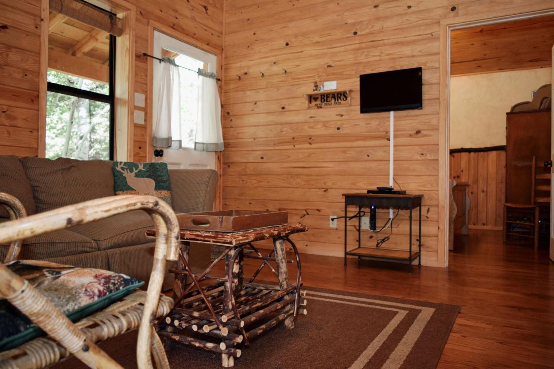 Bear Hugs - Cozy Cottage - WiFi - Rustic Decor - Country Style Kitchen - Perfect for a Couples Getaway! view 4