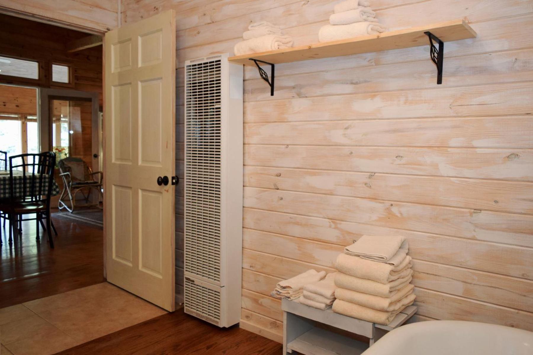 Bear Hugs - Cozy Cottage - WiFi - Rustic Decor - Country Style Kitchen - Perfect for a Couples Getaway! view 5