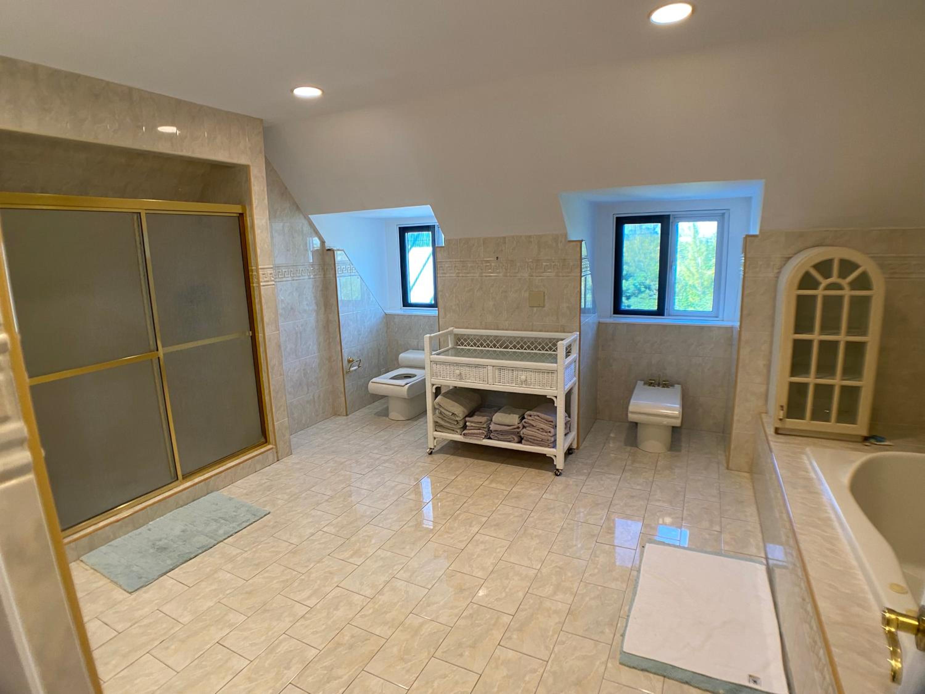 Grand Bahama Island - Freeport Vacations - Pretty Bahama Style Home on Crystal Clear Canal - Property Image 2