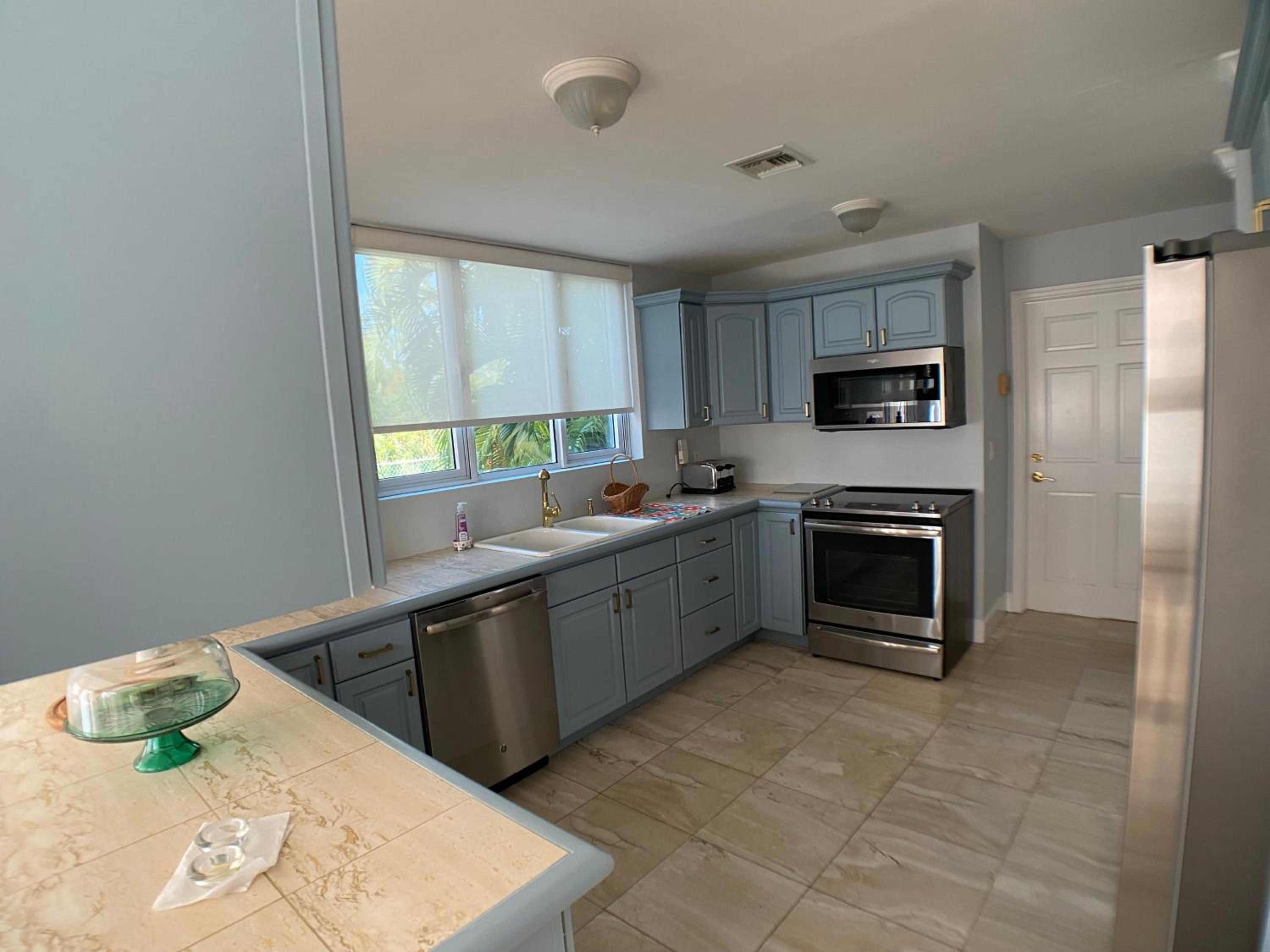 Grand Bahama Island - Freeport Vacations - Pretty Bahama Style Home on Crystal Clear Canal - Property Image 5